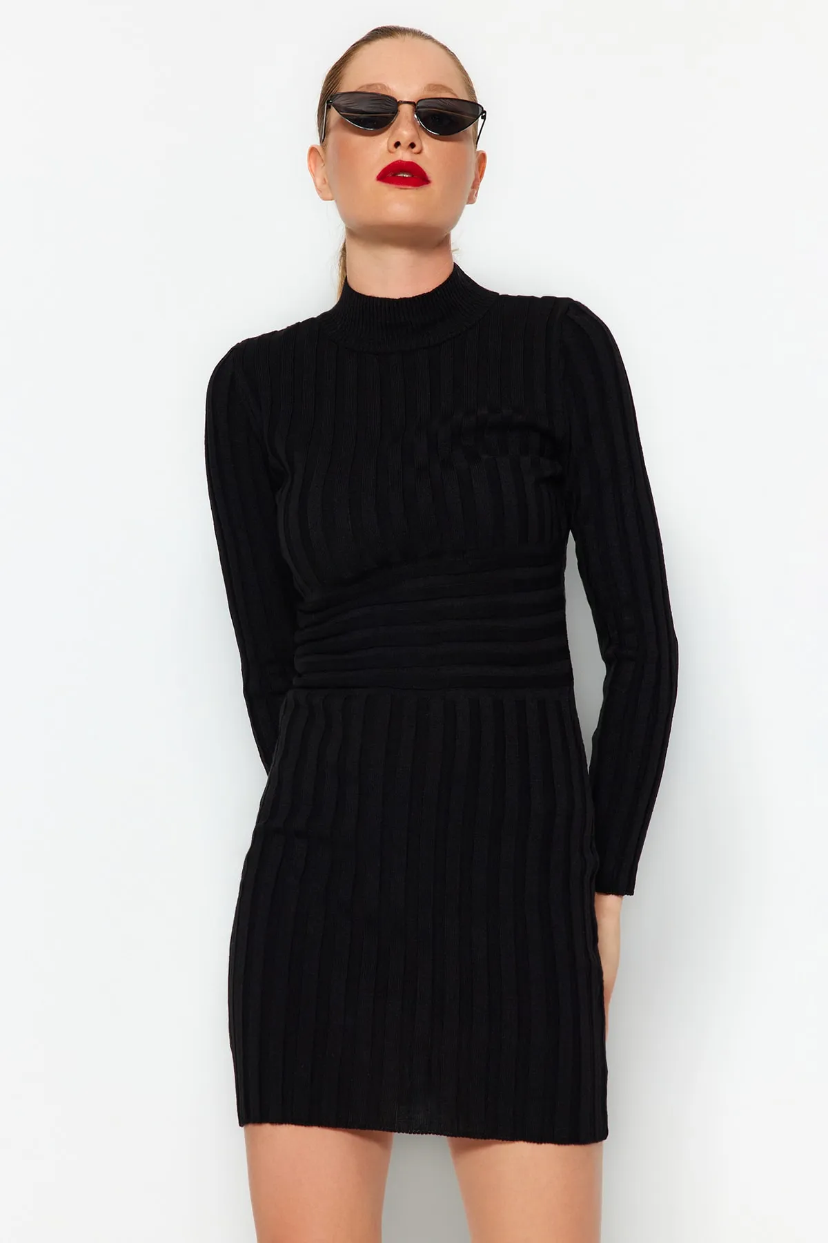 Trendyol Collection  Schwarzes Mini-Strickkleid mit hohem Kragen TWOAW22EL0021