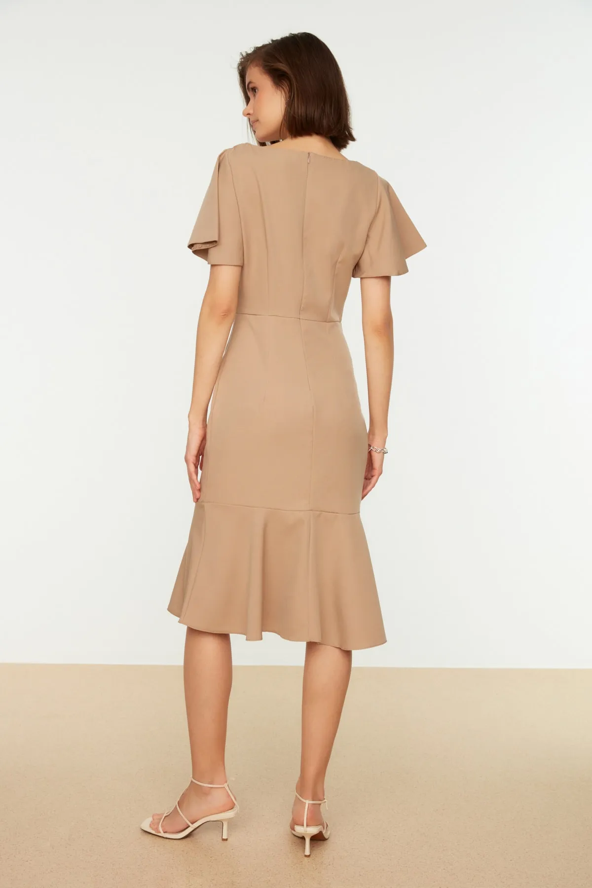 Trendyol Collection  Nerzfarbenes, figurbetontes Midikleid mit gewebtem Volant TWOSS20EL1342