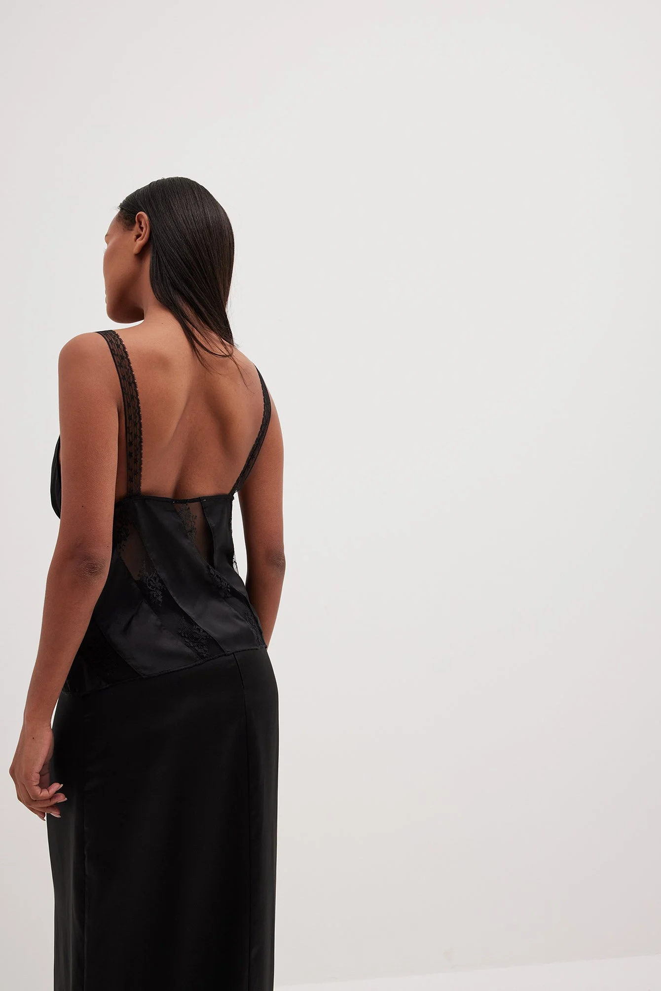 Satin-Top mit Spitzeneinsatz vorne
