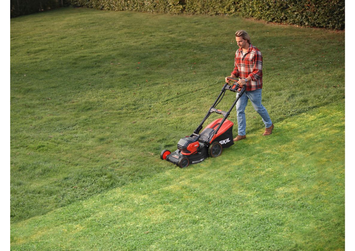 SKIL GM1E0151BA akkus fűnyíró 46 cm-es önjáró szénkefe nélküli 2 db 20 V-os 4,0 Ah-s akkumulátorral és töltővel, dobozban