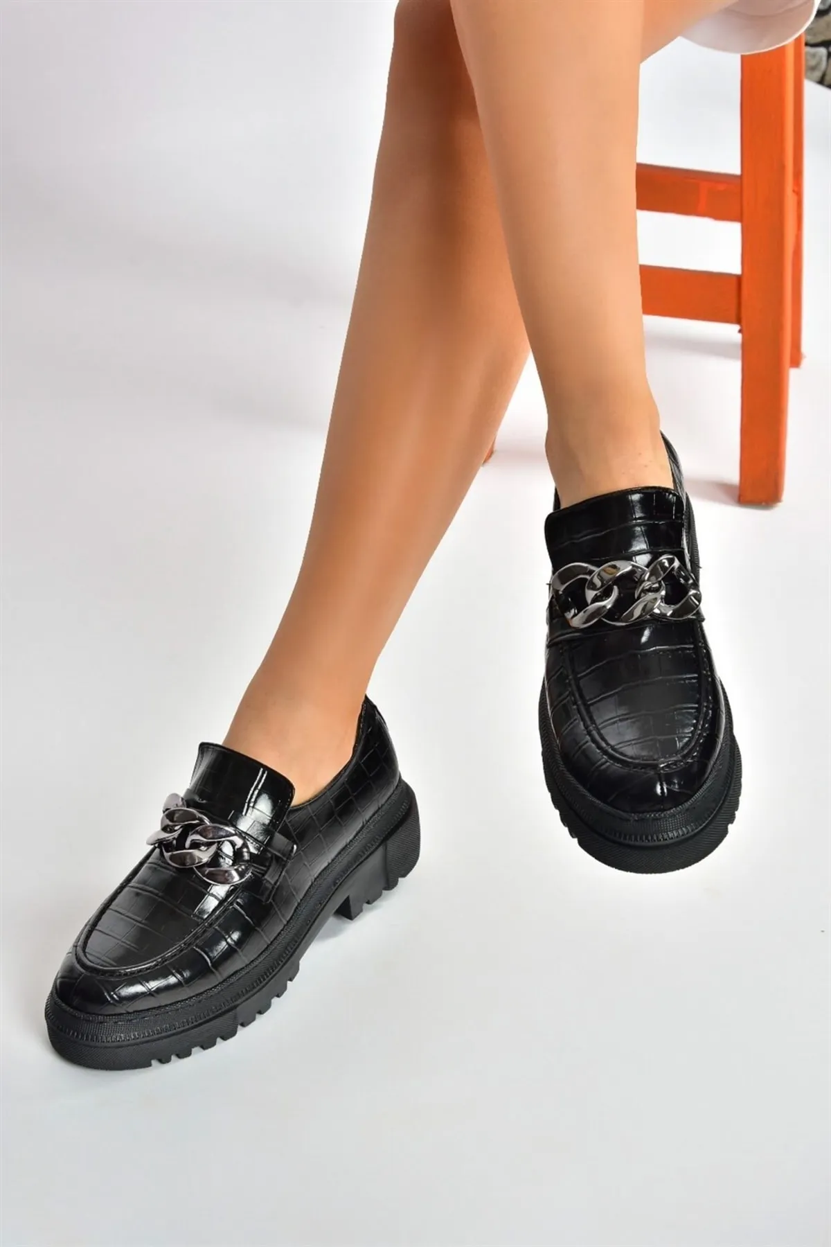 Fox Shoes  Schwarze Freizeitschuhe für Damen mit Krokodilmuster und dicker Sohle K294760011