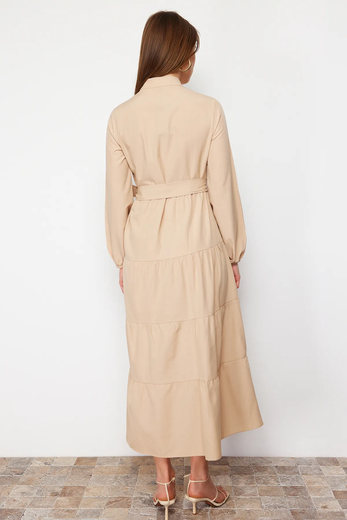 Trendyol Modest  Gewebtes Kleid mit Schmucksteinen, Gürtel, Kragen und Knopfdetail TCTSS21EL3343