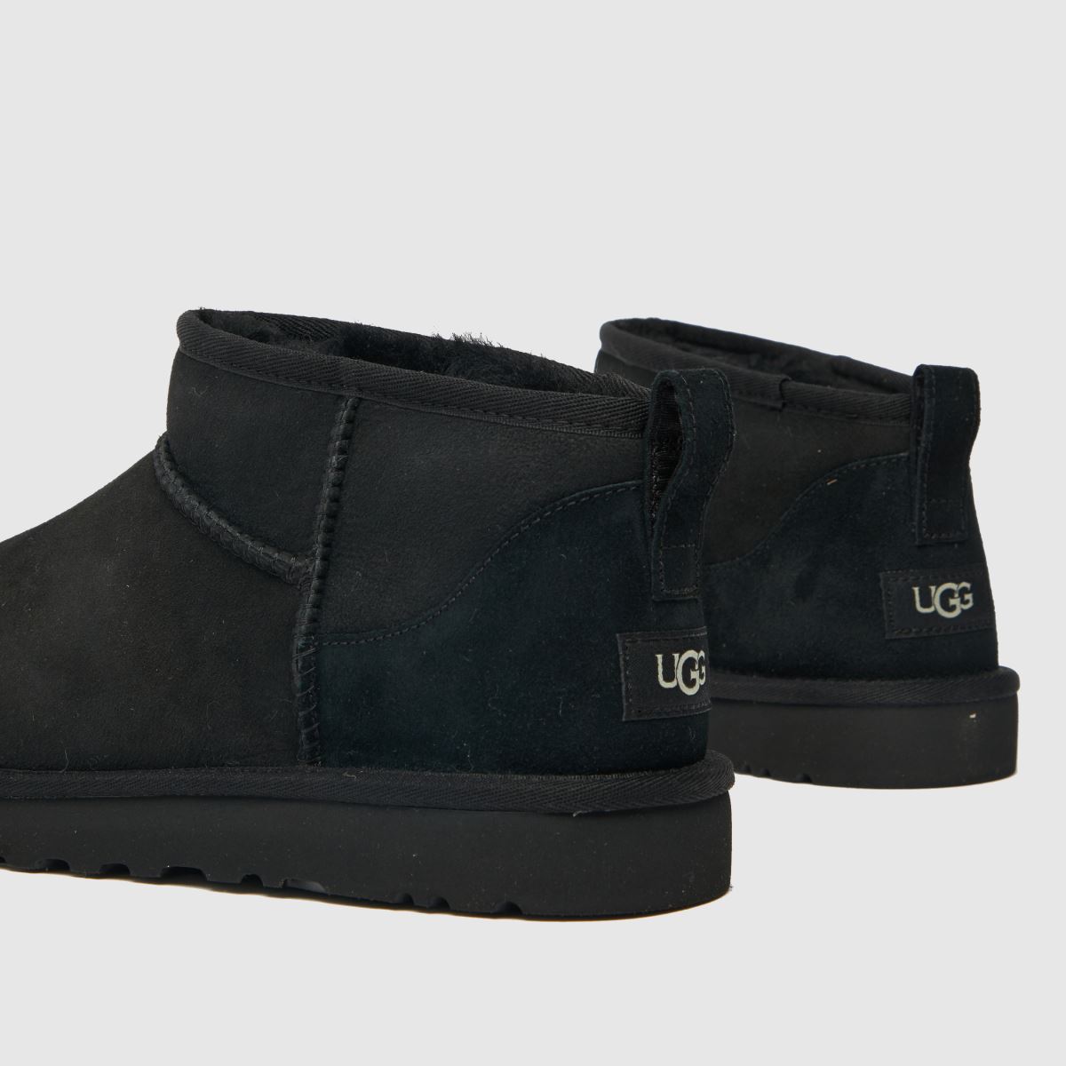 UGG klasični ultra mini škornji v črni barvi