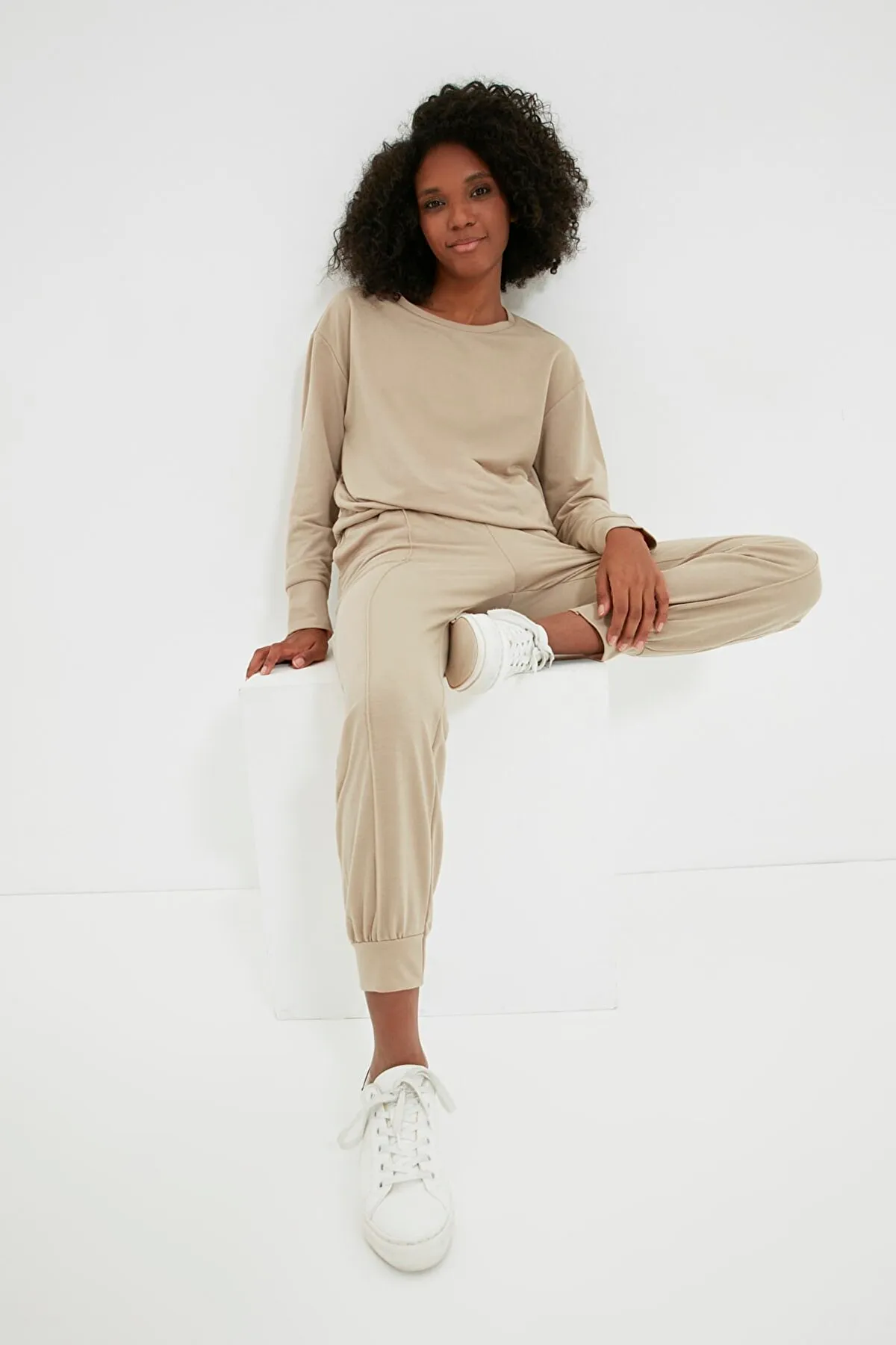 Trendyol Collection  Beiges Pyjama-Set aus 2-fädigem Strick mit detaillierten Nähten THMAW22EM0101