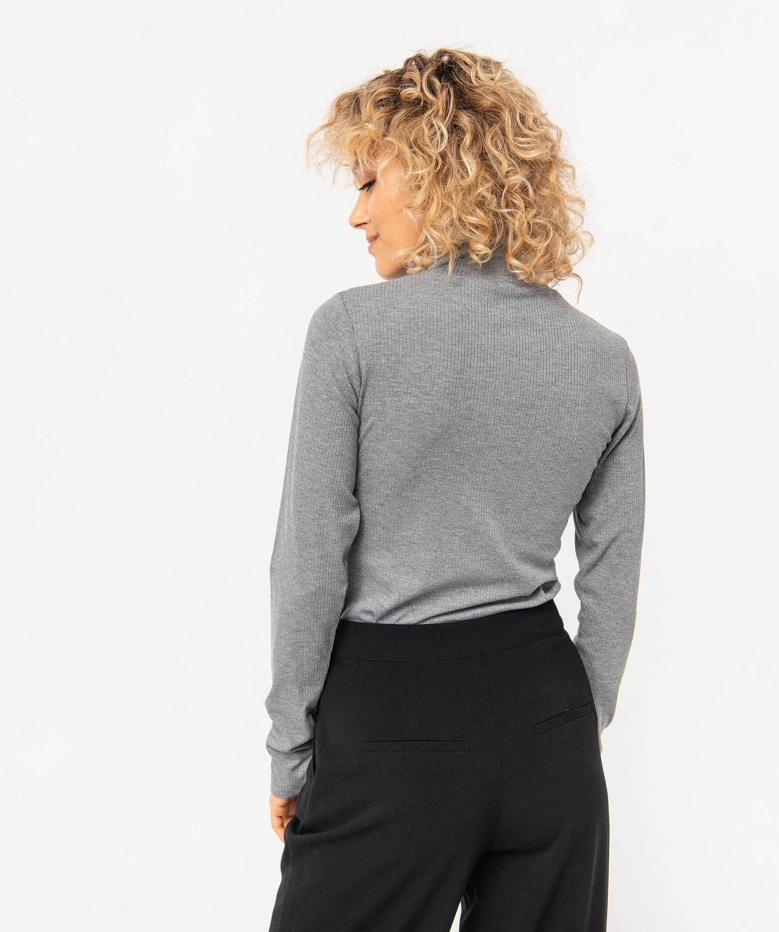 Tee-shirt à manches longues et col roulé en maille ctelée femme