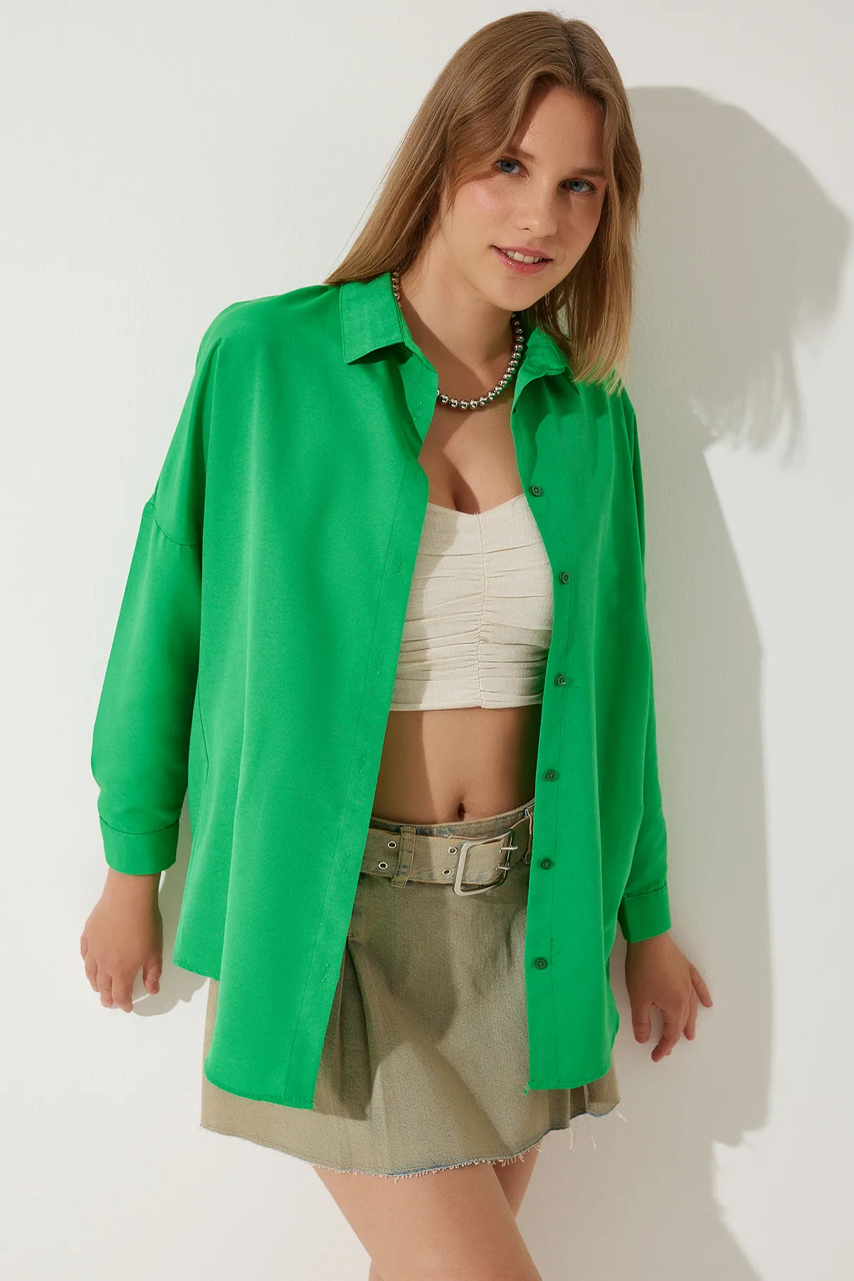 Happiness İstanbul  Dunkelgrünes, langes Oversize-Basic-Shirt für Damen DD00842