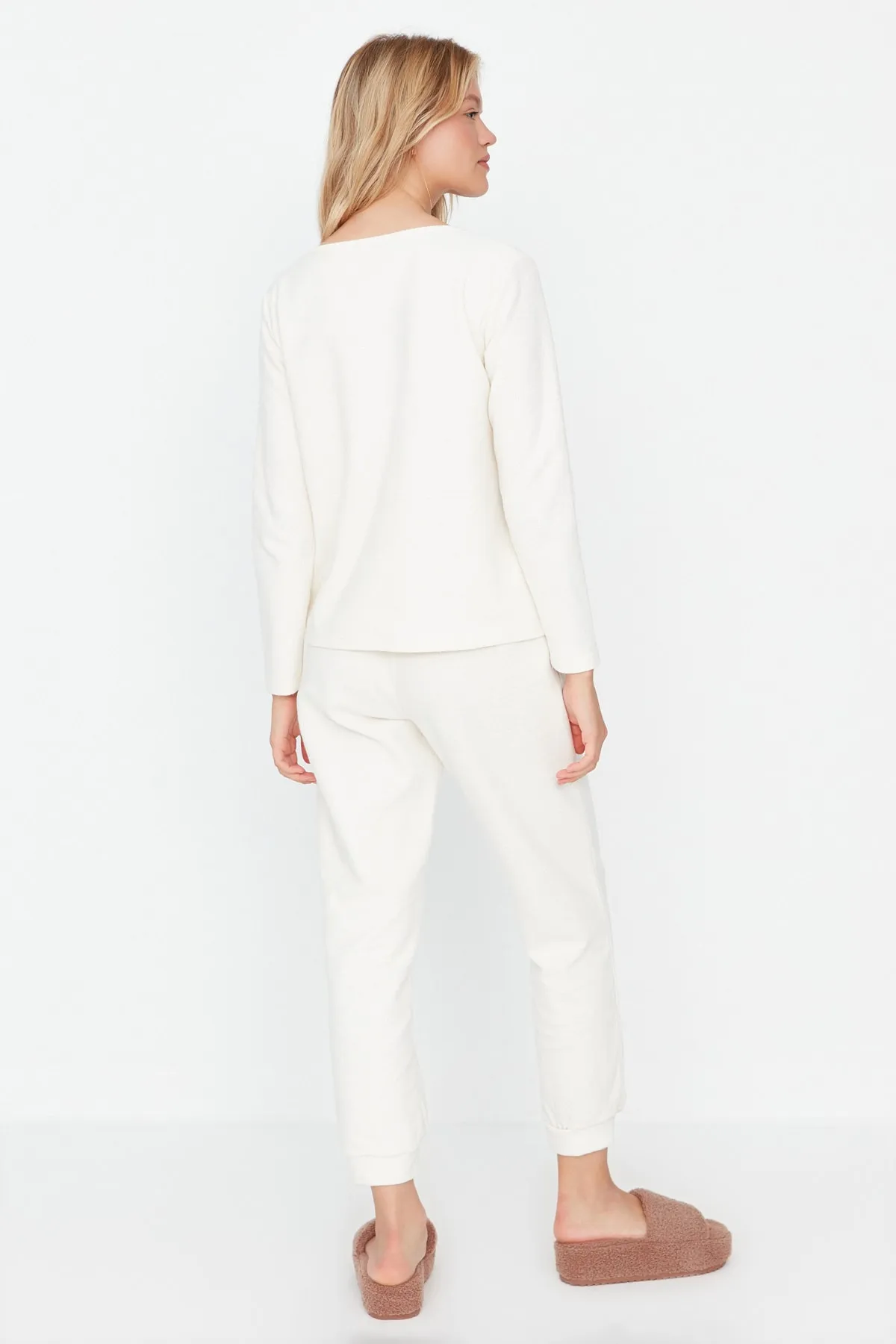Trendyol Collection  Ecrufarbenes Thessaloniki-Pyjama-Set aus Strick mit Knopfdetail THMAW23PT00020