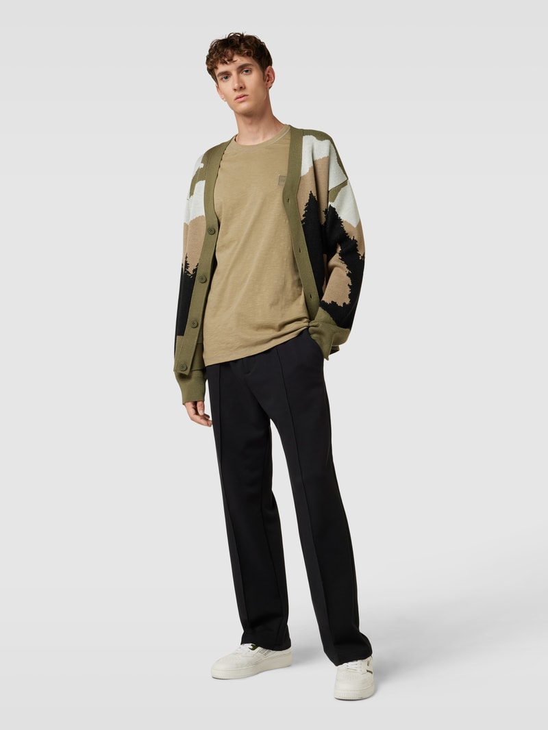 T-Shirt mit Label-Applikation in olivgrün