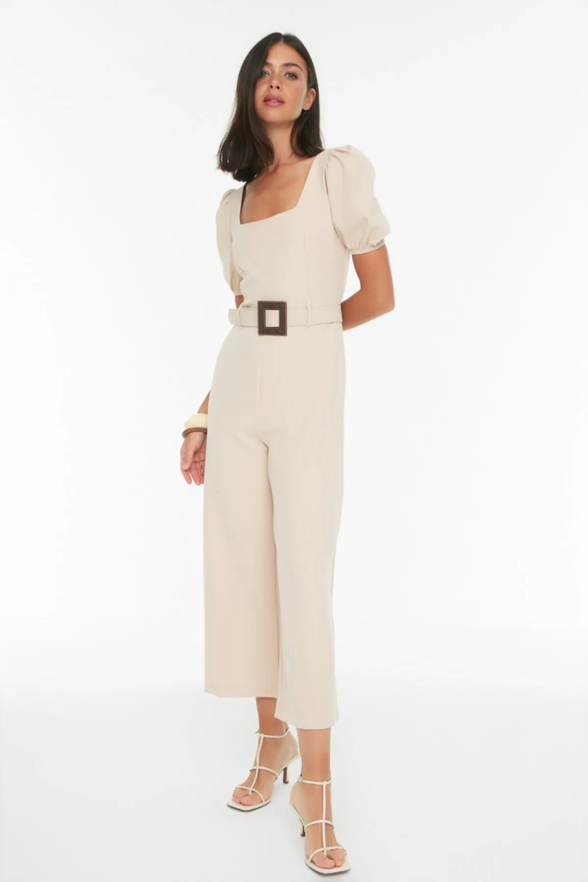 Trendyol Collection  Steinfarbener Maxi-Jumpsuit aus gewebtem Stoff mit Ballonärmeln und Gürtel TWOSS21TU0057