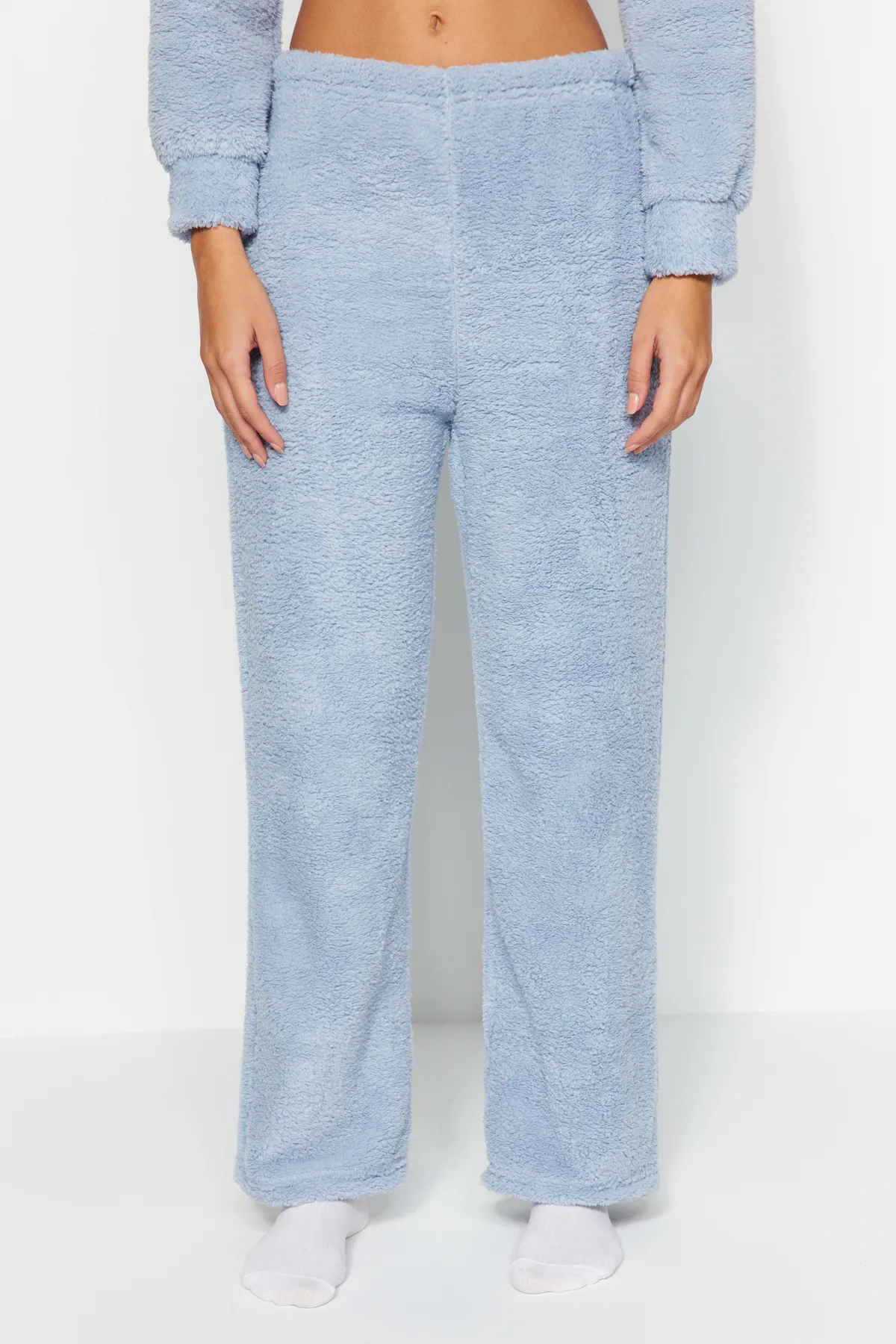 Trendyol Collection  Hellblaues Pyjama-Set aus Strick mit zweireihigem Kragen und Wellsoft-Hemd und -Hose THMAW24PT00033