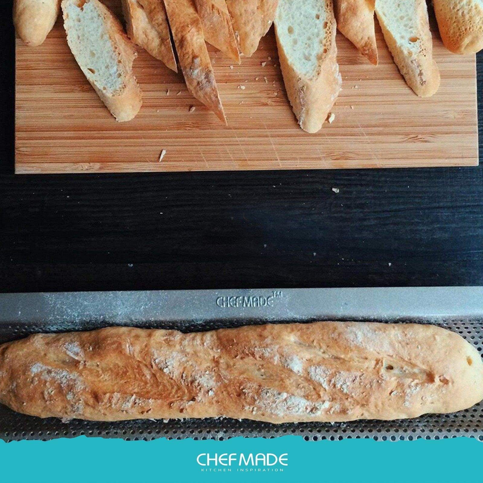 Chefmade Baguetteblech Backblech, Karbonstahl, (CHEFMADE, 3 Mulden Baguetteblech, 270x242x22mm, Champagnergold, antihaft- & silikonbeschichtet, Baguetteform, Ciabatta Backform, Backblech, Brötchenblech, perforiert, Karbonstahl, 1-St., Premium), Brotb