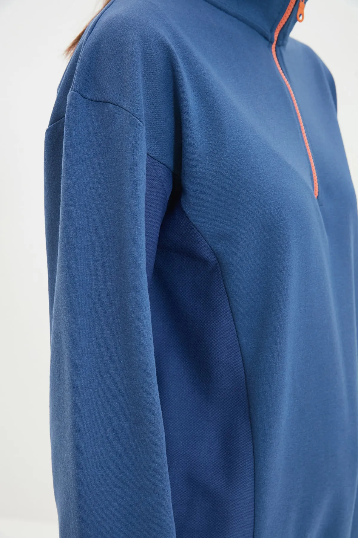 Trendyol Modest  Marineblauer Stehkragen, Reißverschluss, Farbblock, weiche, flauschige Innenseite, dickes Strick-Trainingsanzug-Set TCTAW22EN0041