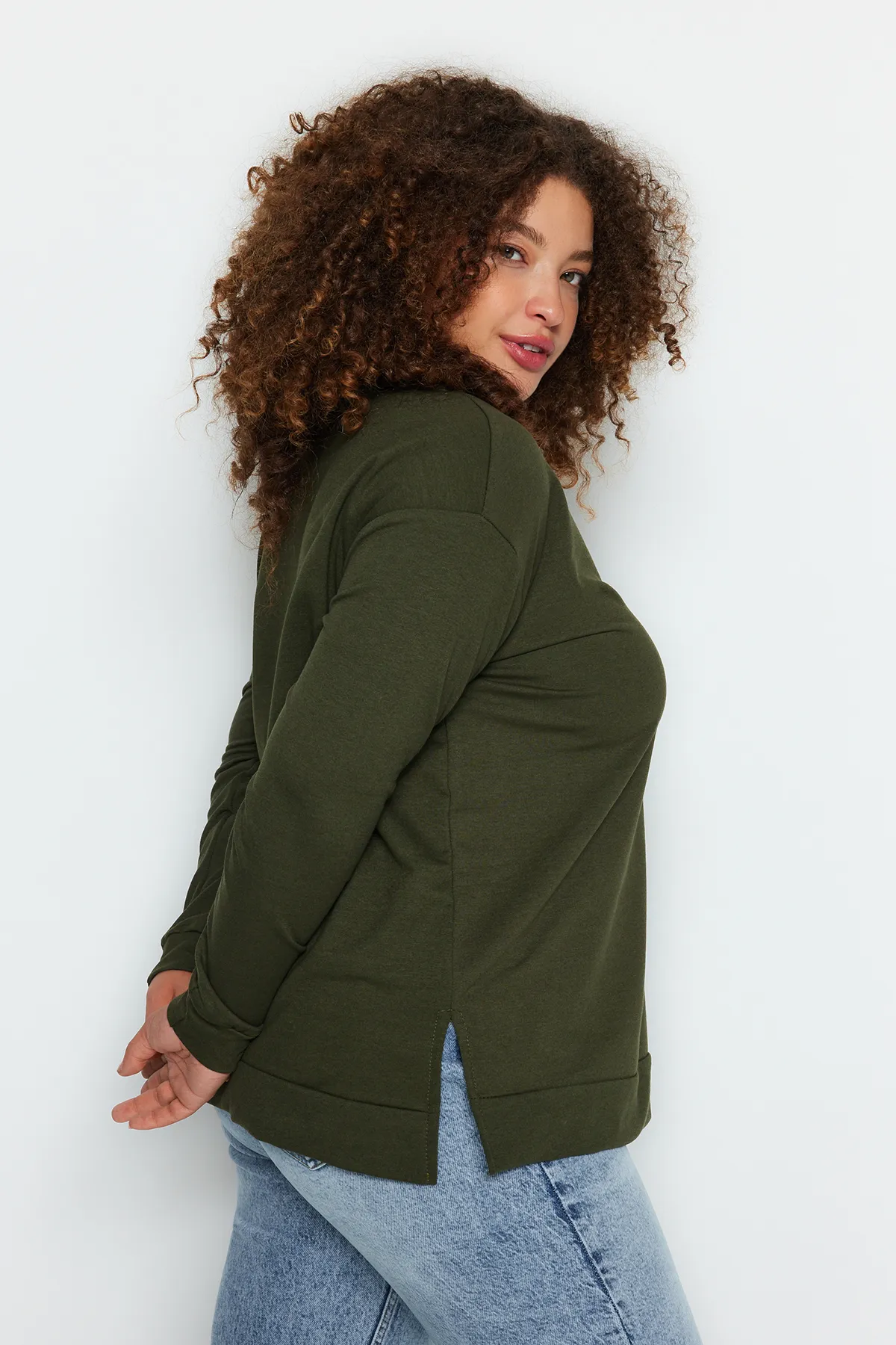 Trendyol Curve  Khakifarbenes, dünnes Strick-Sweatshirt mit Schlitz und Details TBSSS22SW0172