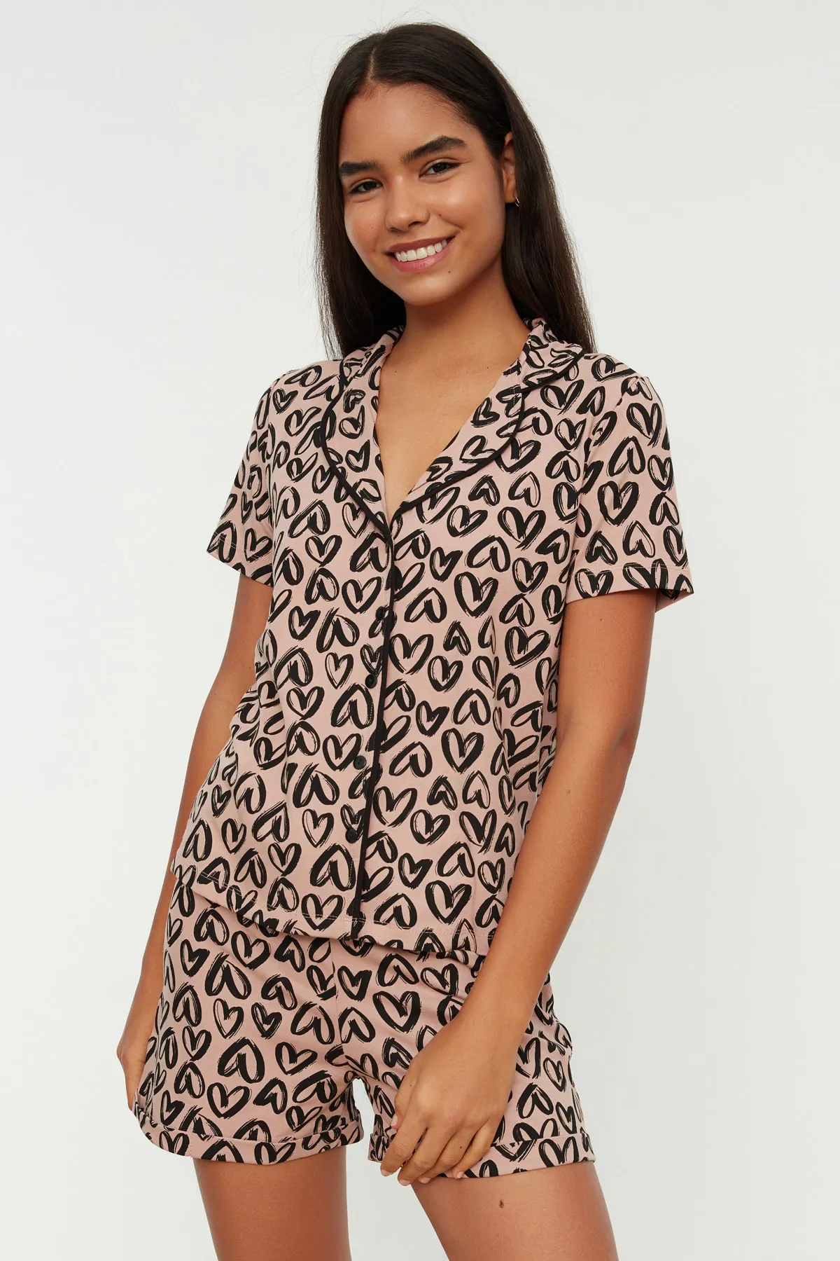 Trendyol Collection  Mehrfarbiges Pyjama-Set aus Baumwollhemd und -shorts mit Herzmuster THMSS21PT0612