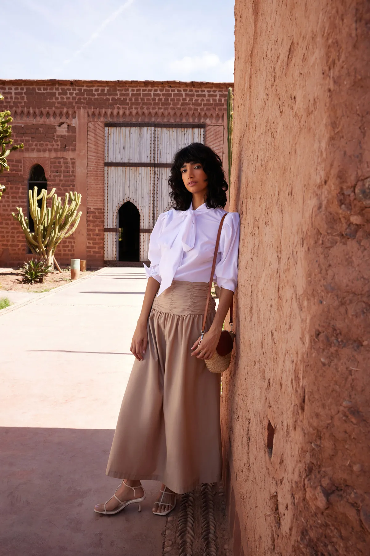 Trendyol Modest  Weißes, gewebtes Hemd mit Kragen und Krawattendetail TCTSS24TG00002
