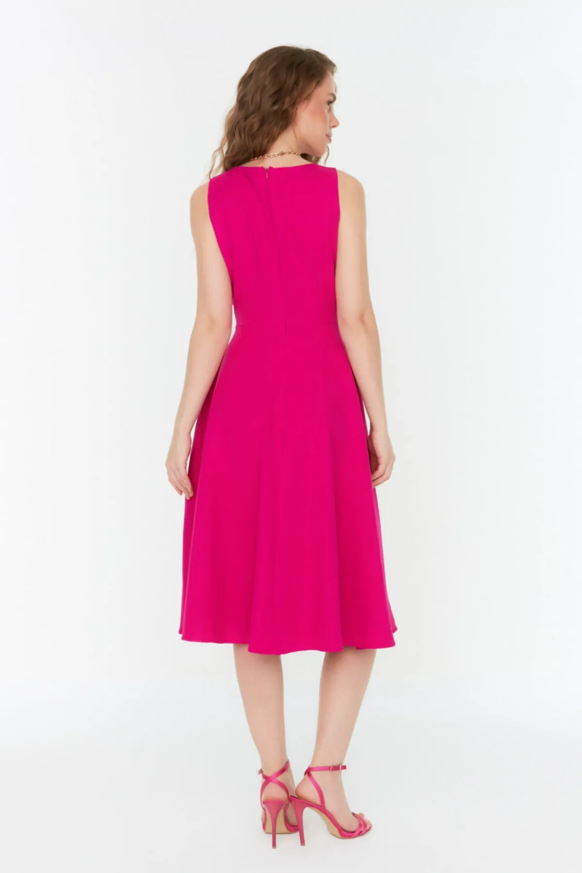 Trendyol Collection  Midi-Plissee-Webkleid in Fuchsia mit Taille TWOSS20EL0980