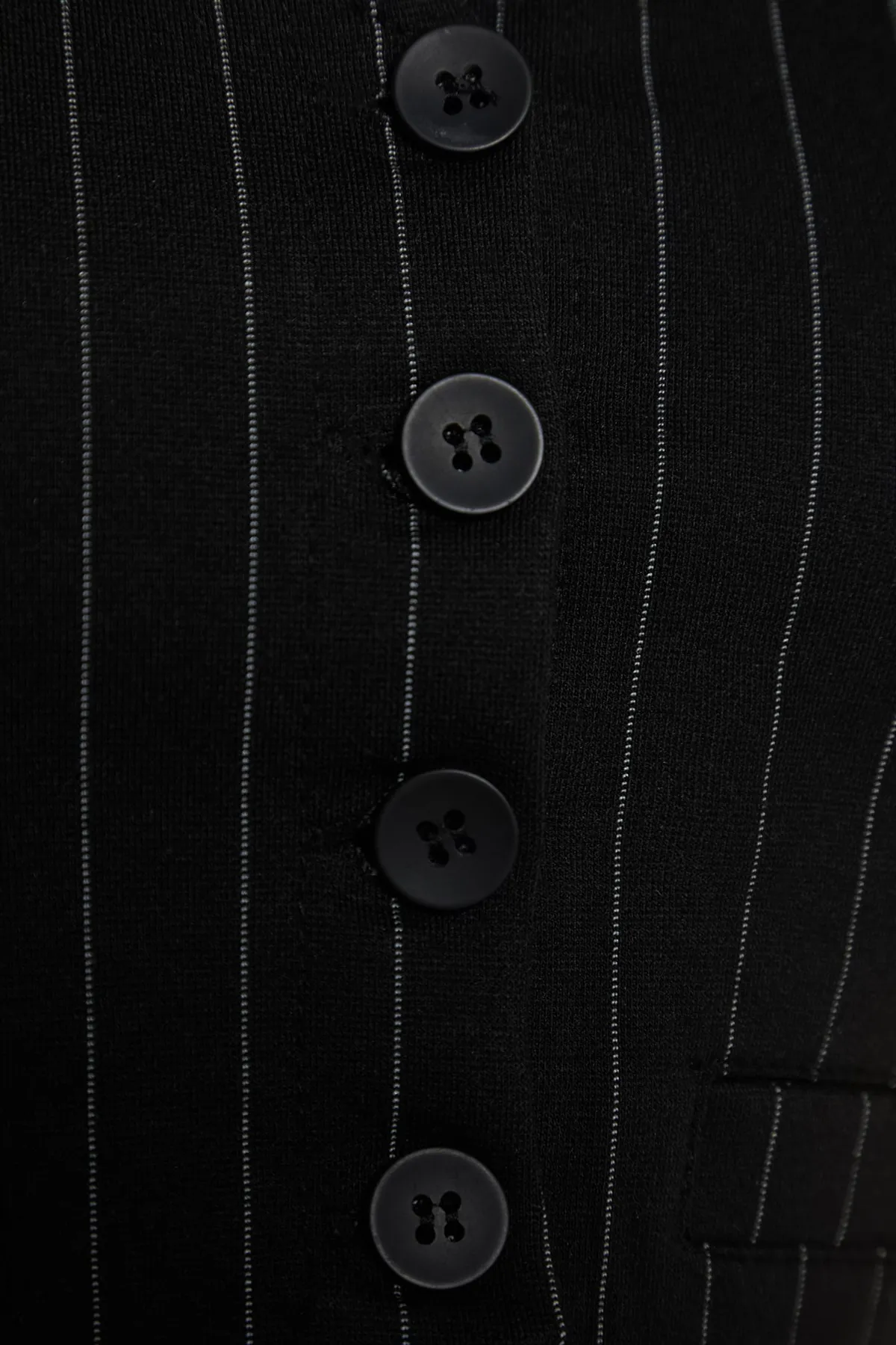 Trendyol Collection  Schwarze kurze Weste mit regulärem Knopfdetail und Streifen TWOSS23YE00037