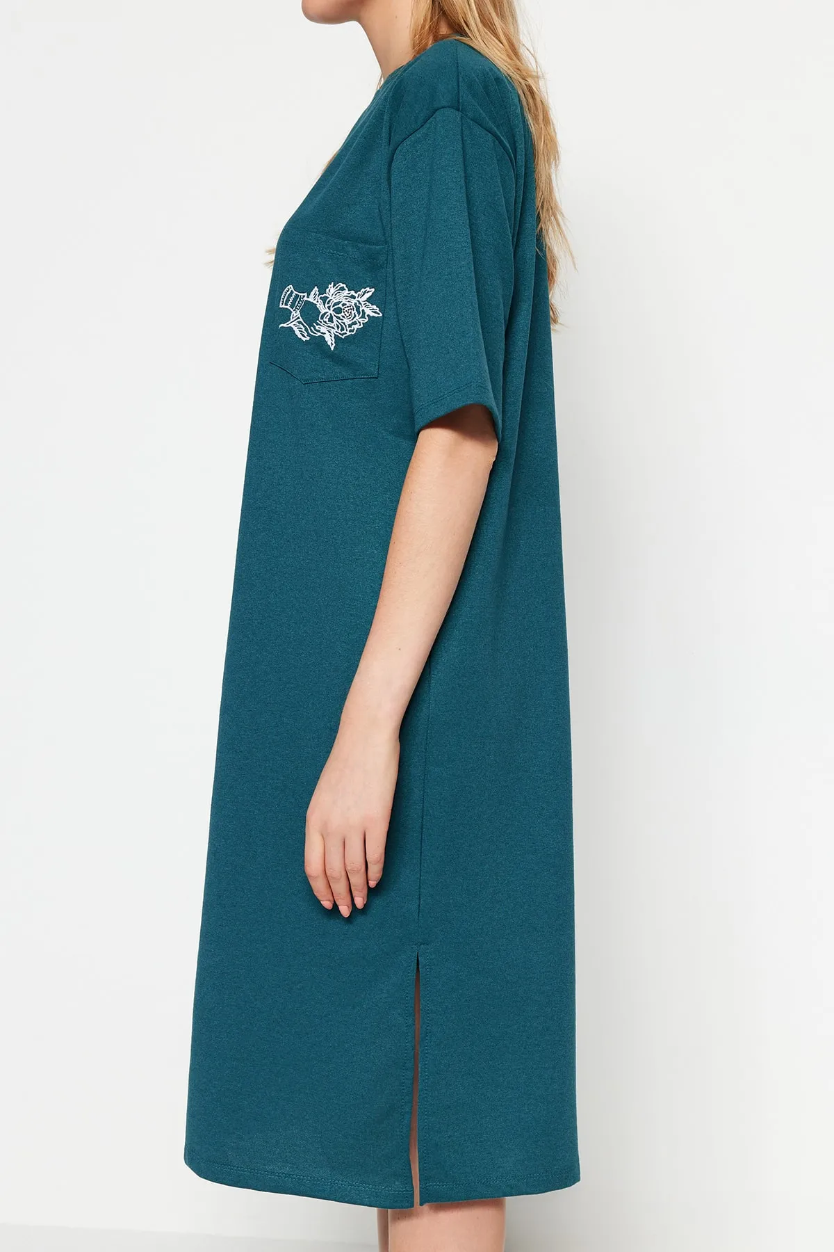 Trendyol Collection  Petrolblaues, besticktes Midi-Strickkleid mit Rundhalsausschnitt und bequemem Schnitt TWOSS21EL0175