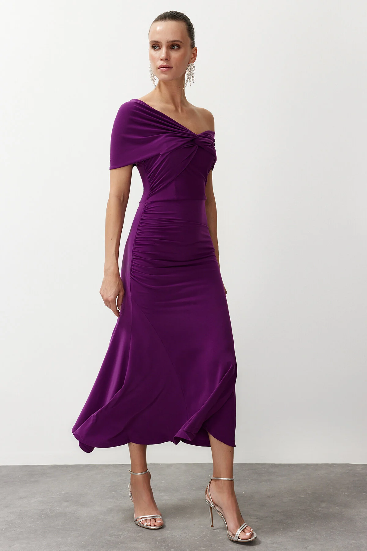 Trendyol Collection  Lilafarbenes, asymmetrisches Strick-Abendkleid mit stilvollem Kragen TPRSS24EL00046