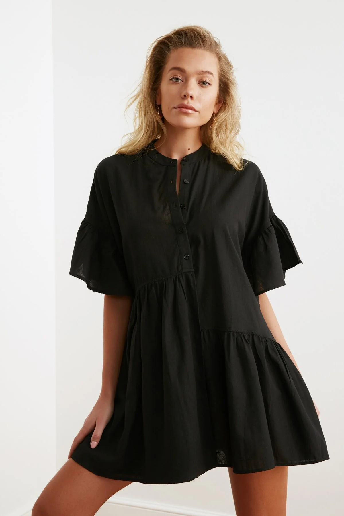 Trendyol Collection  Schwarzes, weit geschnittenes Mini-Strandkleid mit gewebtem Volant aus 100 % Baumwolle TBESS20EL0873