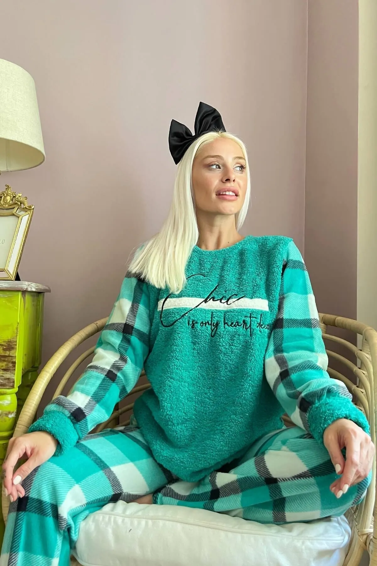 Pijamaevi  Grünes, tief schick gemustertes Plüsch-Pyjama-Set für Damen