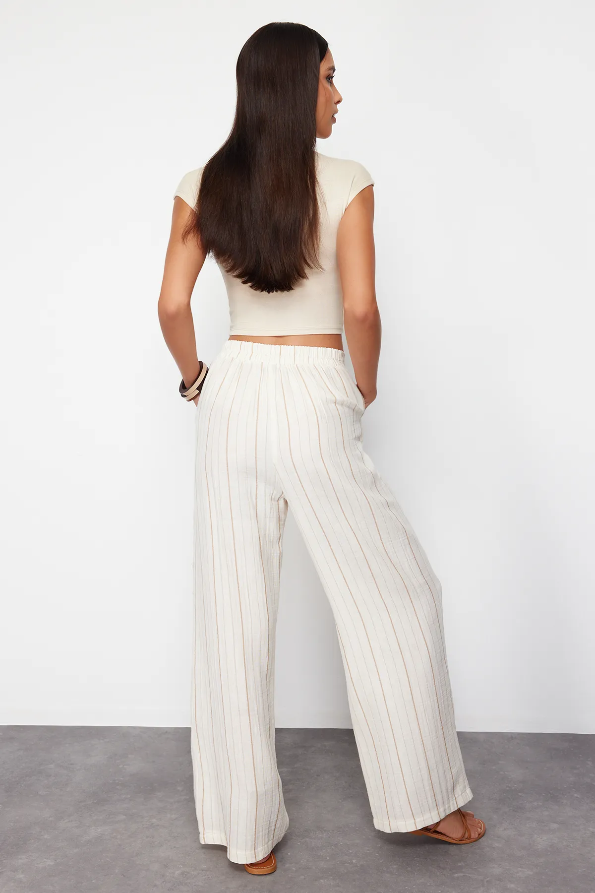 Trendyol Collection  Ecru gestreifte Hose mit weitem Bein/Webhose mit weitem Bein TWOSS24PL00145