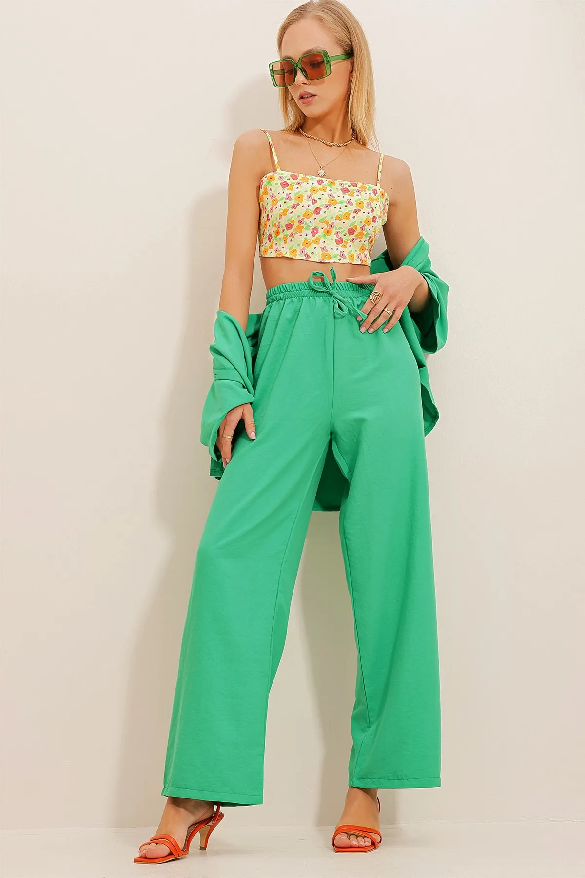 Trend Alaçatı Stili  Grüne Aerobin-Hose mit elastischem Bund und entspanntem Schnitt für Damen ALC-X6625