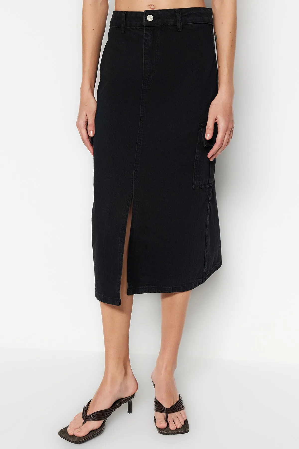 Trendyol Collection  Schwarzer Midi-Jeansrock mit hoher Taille und Cargo-Taschendetail TWOSS23ET00110