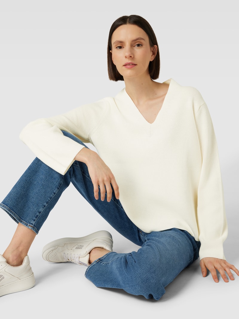 Strickpullover mit abgerundetem V-Ausschnitt in offwhite