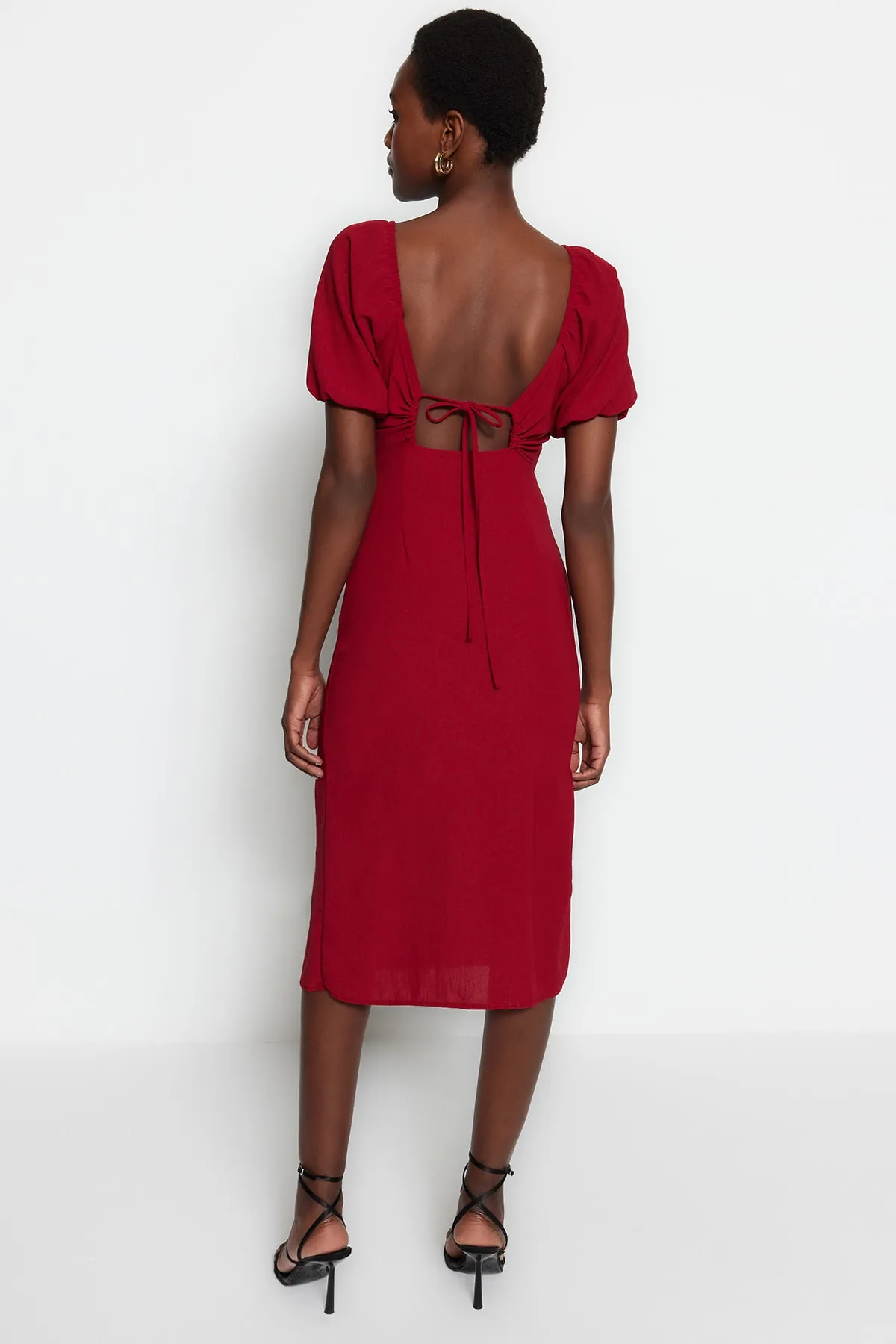 Trendyol Collection  Burgunderfarbenes, figurbetontes Midi-Webkleid mit Schlitz und Rückendetail TWOSS23EL01164