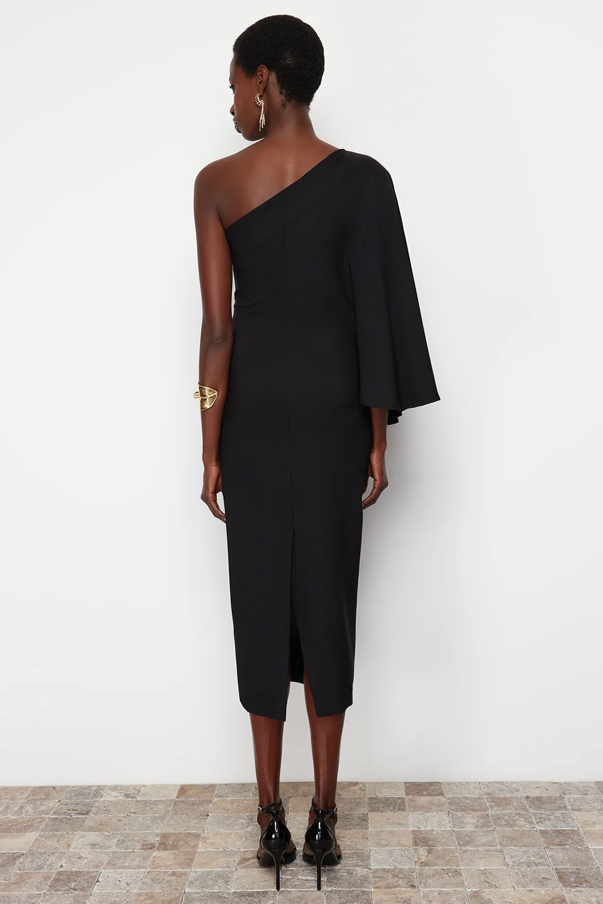 Trendyol Collection  Schwarzes einärmliges Kleid mit asymmetrischem Kragen TPRSS24EL00056