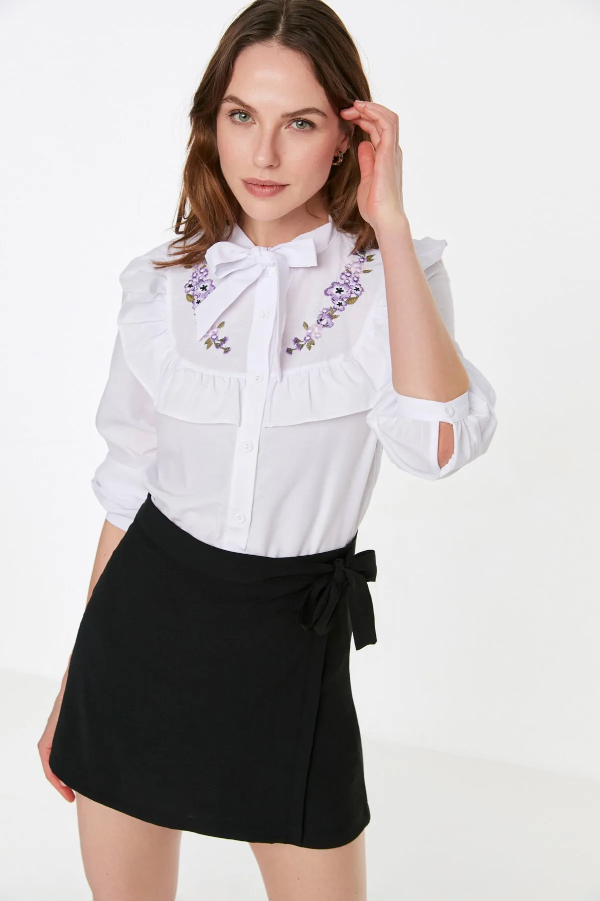 Trendyol Collection  Ecrufarbenes Baumwollhemd – Stickerei und Rüschendetail, normale Passform TWOSS22GO0250