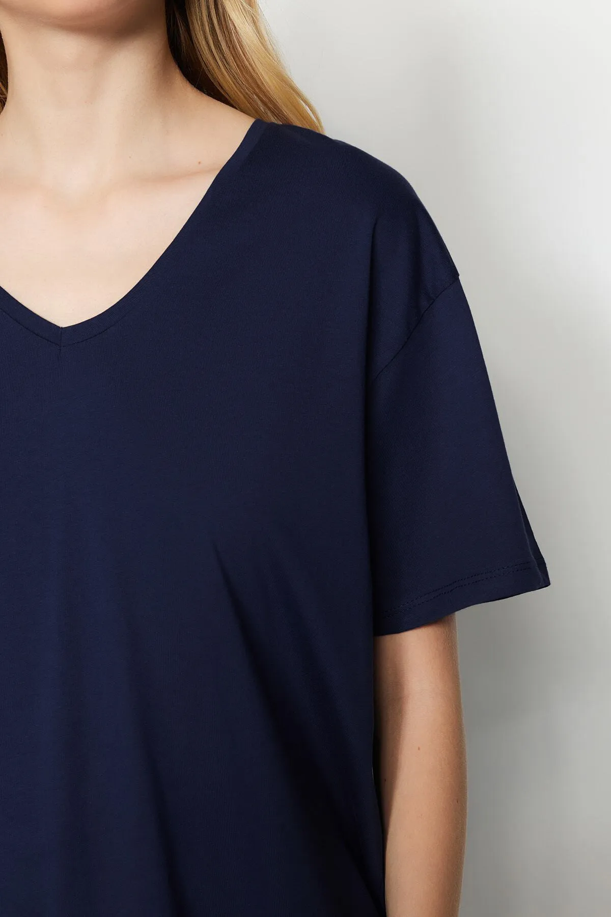 Trendyol Collection  Marineblaues, übergroßes/weites Strick-T-Shirt mit V-Ausschnitt, 100 % Baumwolle TWOSS23TS00003