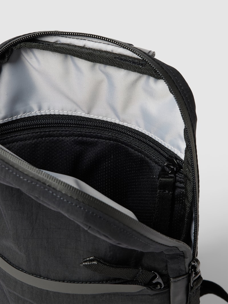 Umhängetasche mit Label-Print in schwarz