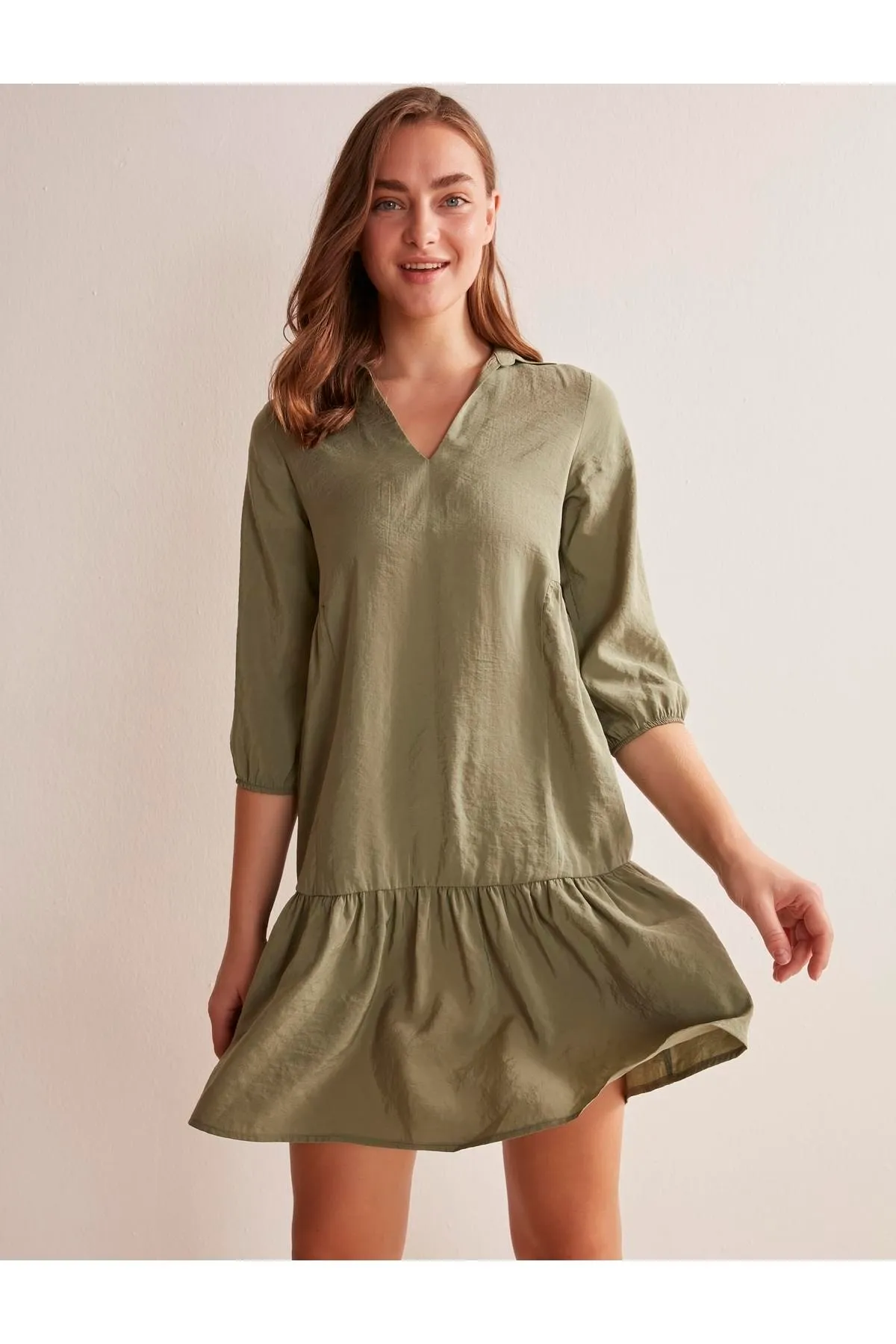 Jimmy Key  Kurzes, ausgestelltes Kleid mit khakifarbenem Hemdkragen und dreiviertellangen Ärmeln für Damen