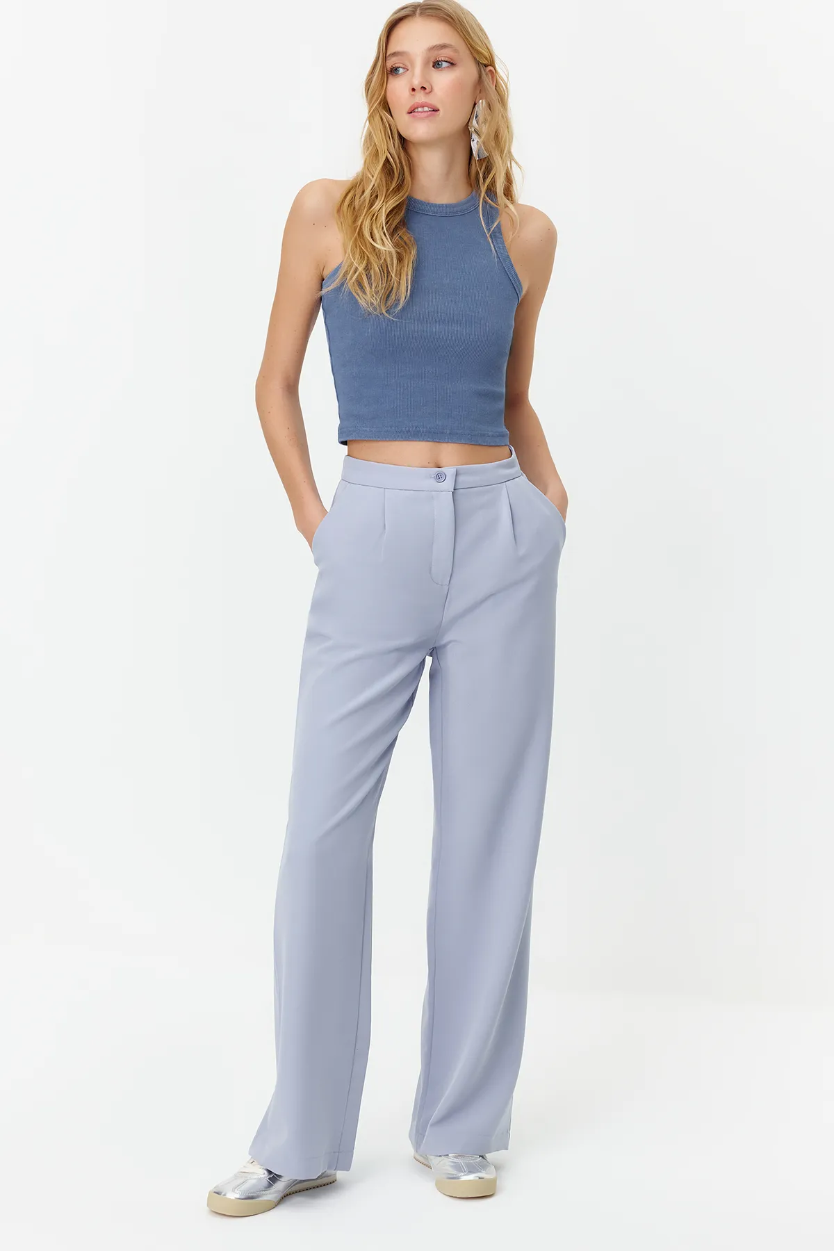 Trendyol Collection  Hellblaue Hose mit weitem Bein TWOAW22PL0139