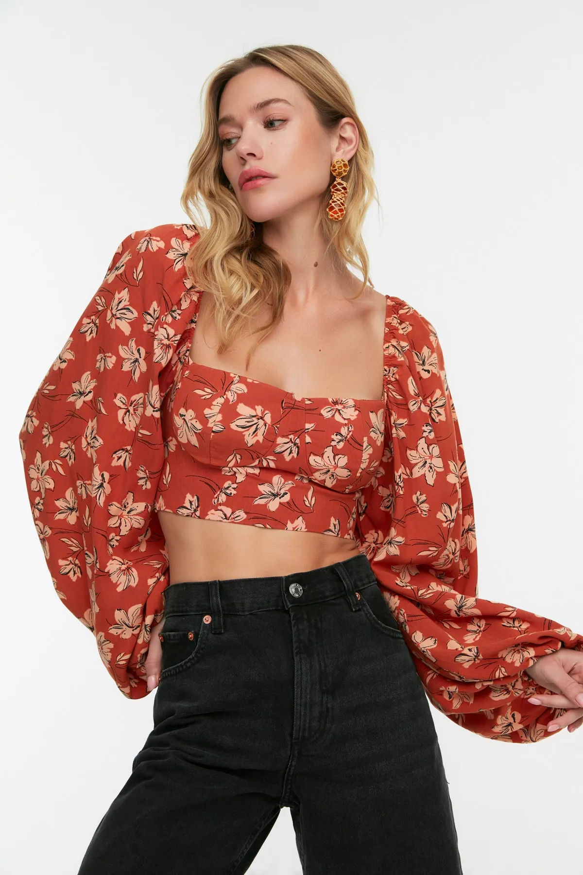 Trendyol Collection  Bluse mit Blumenmuster und kurzen, gewebten Ballonärmeln TBESS21BZ0749