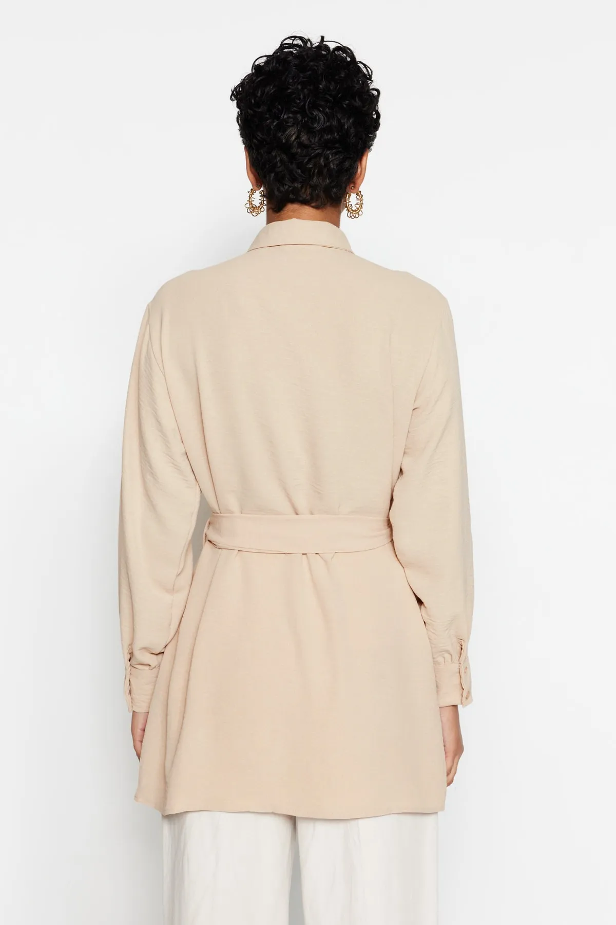 Trendyol Modest  Gewebtes Hemd mit Gürtel und versteckter Knopfleiste in Stein TCTSS21TN0049