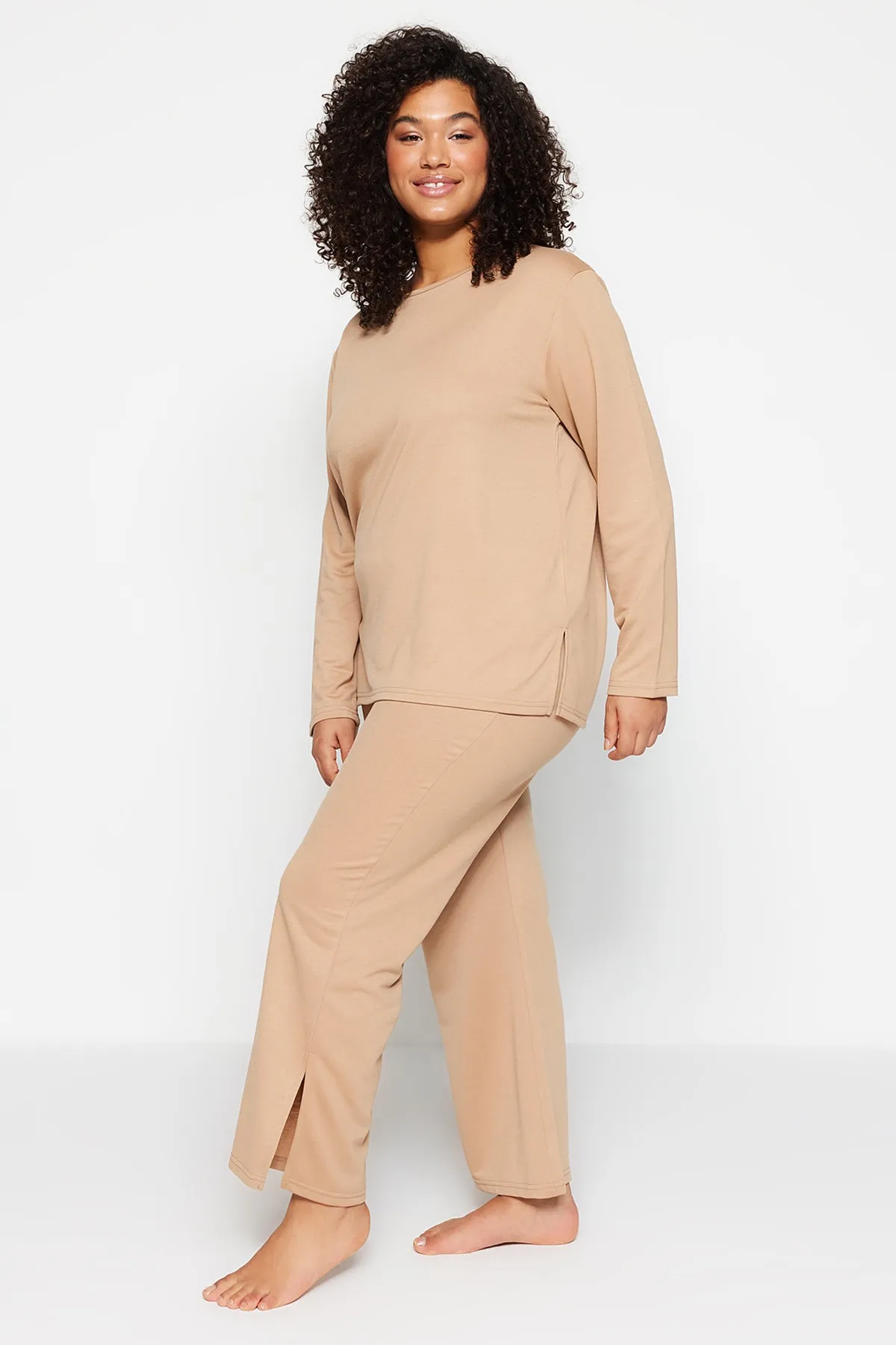 Trendyol Curve  Beiges Pyjama-Set mit Strickbündchen und Schlitz TBBAW23AI00055