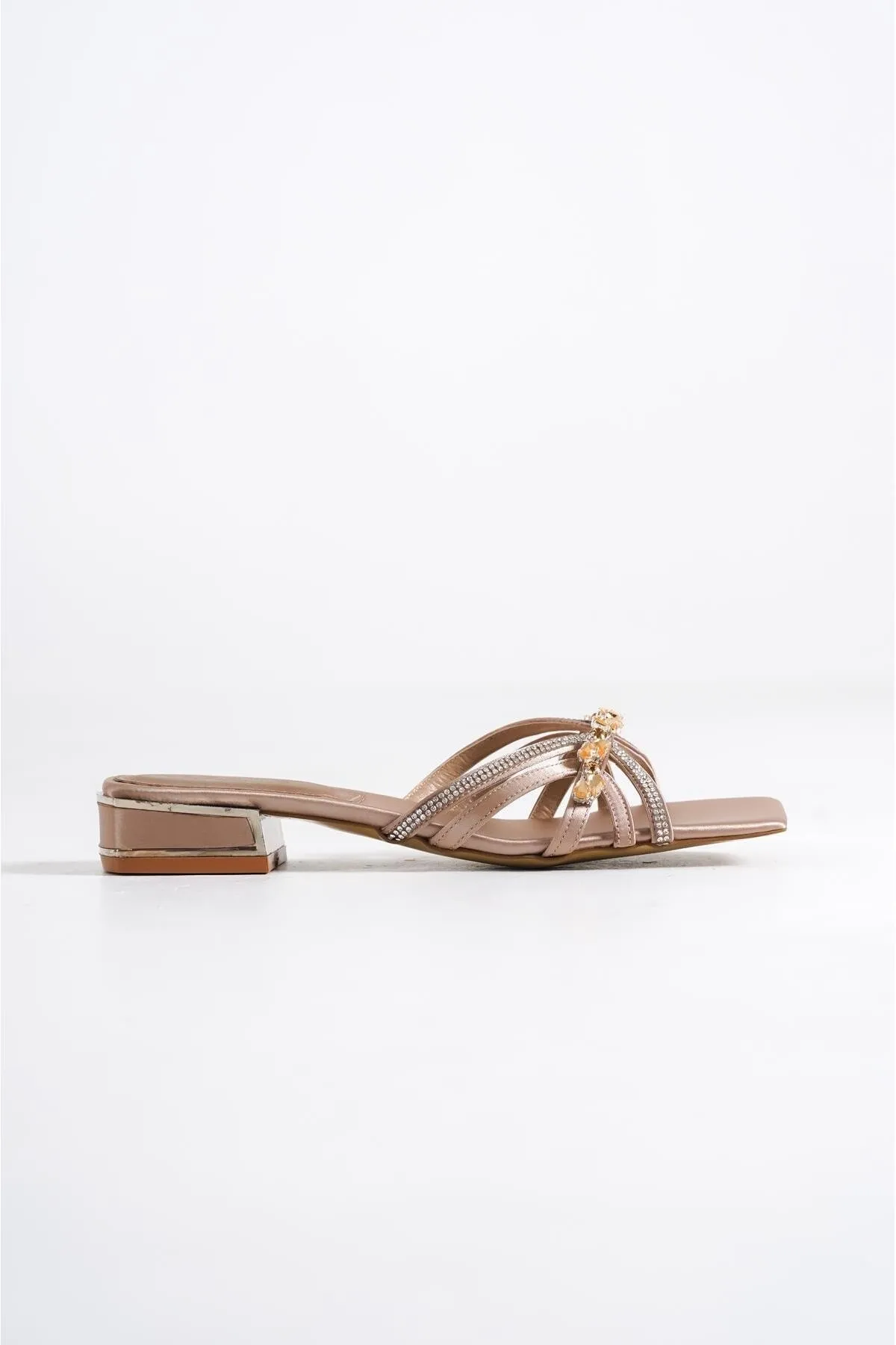 Capone Outfitters  Capone Blunt Toe Stone Gestreifte Damenhausschuhe aus Satin mit kurzem Absatz in Beige