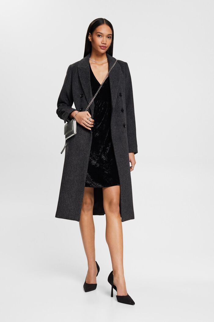 Samtkleid mit V-Ausschnitt