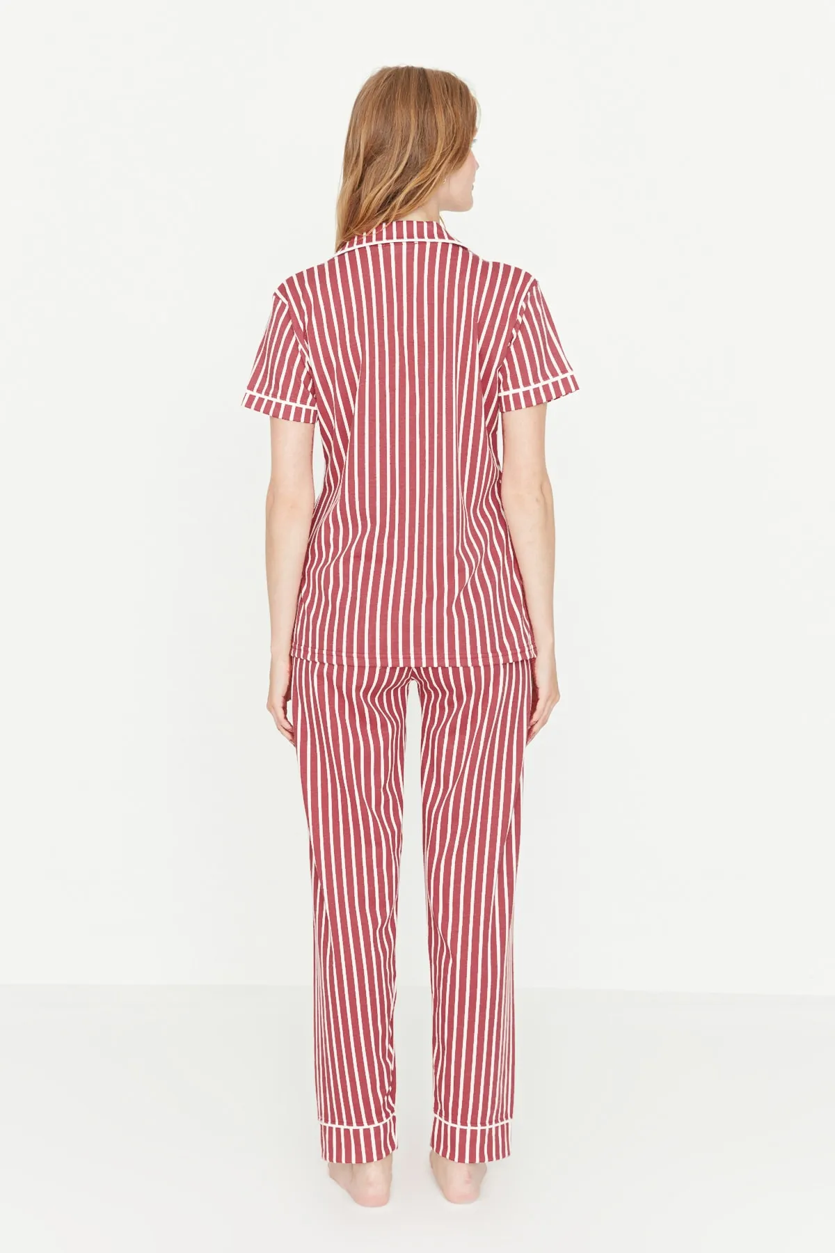Trendyol Collection  Gestricktes Pyjama-Set mit Hemd und Hose aus rosafarbener Baumwolle mit gestreiftem Tiermuster THMSS21PT0878