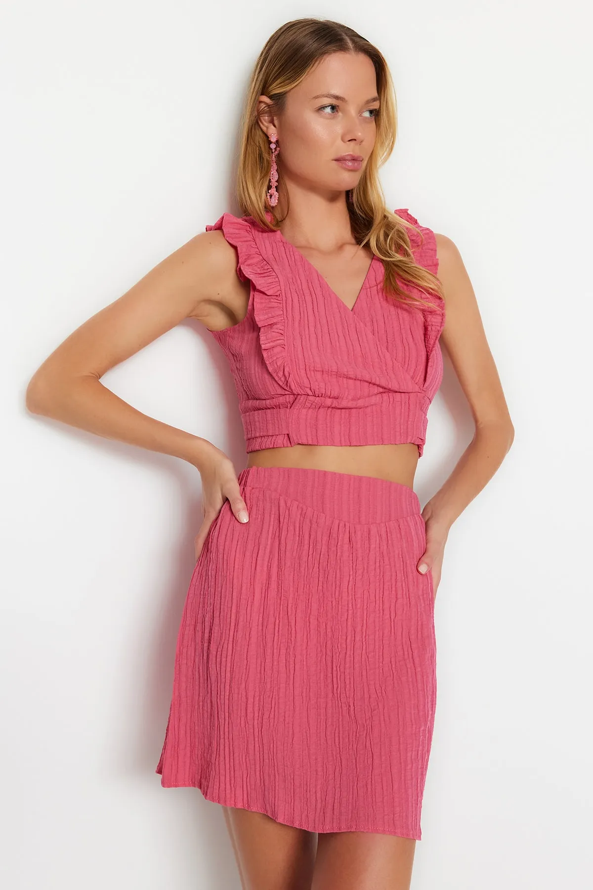 Trendyol Collection  Rosa gewebtes Rüschenblusenrock-Set TBESS23AU00126