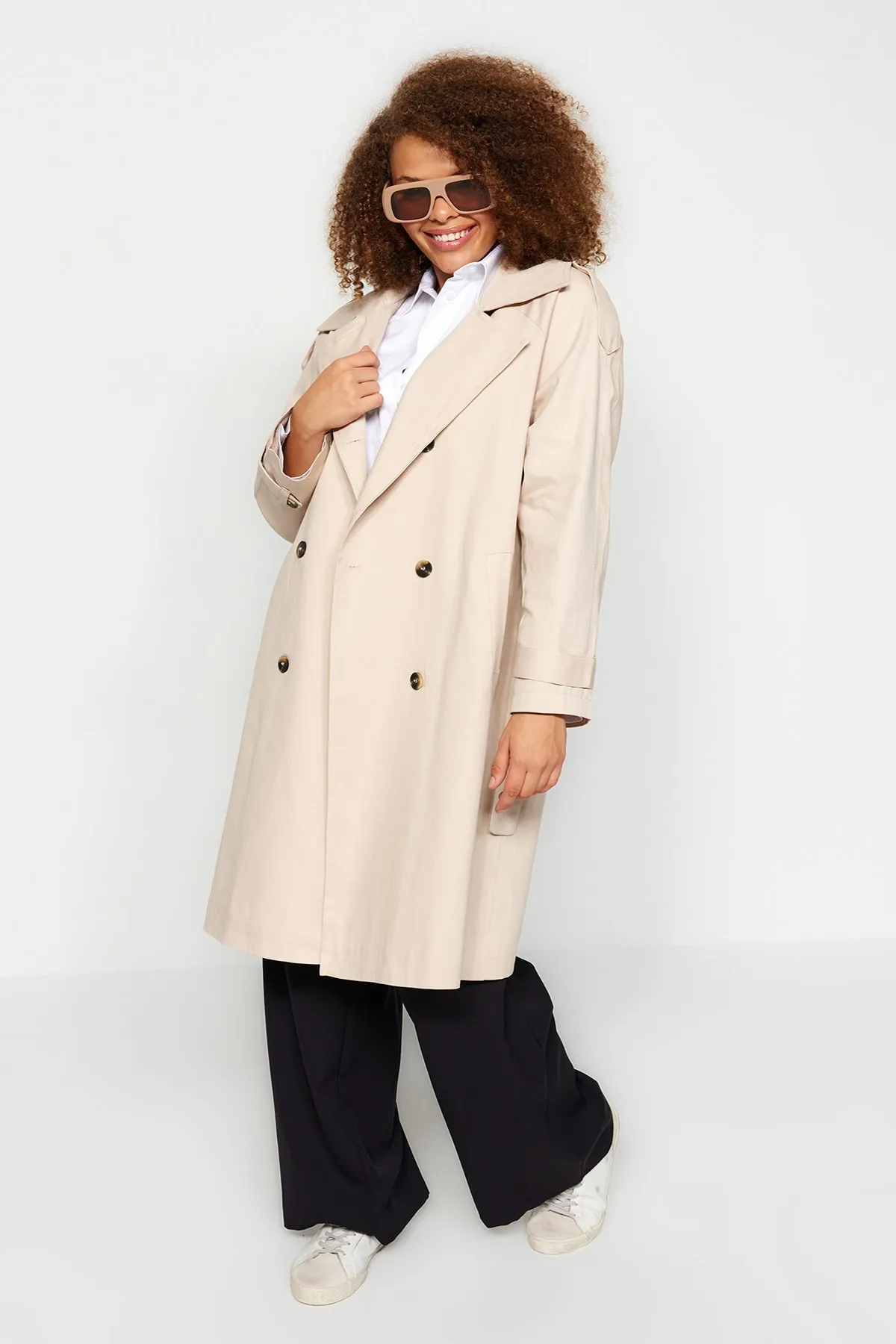 Trendyol Curve  Beigefarbener Gabardine-Trenchcoat mit Taillengürtel TBBAW24BM00002