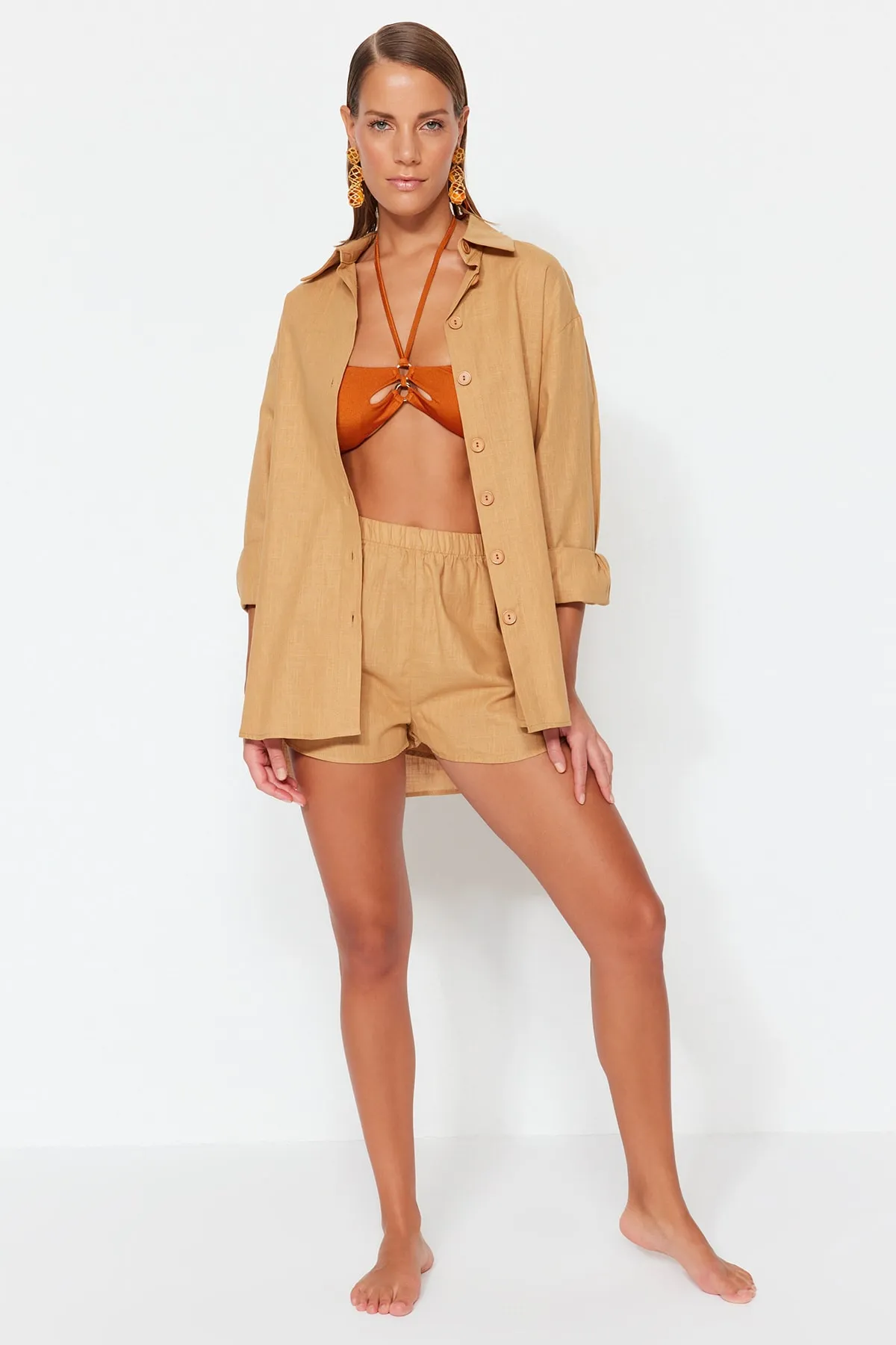 Trendyol Collection  Kamelfarbenes, gewebtes Hemd-Shorts-Set aus 100 % Baumwolle, TBESS23AU00049
