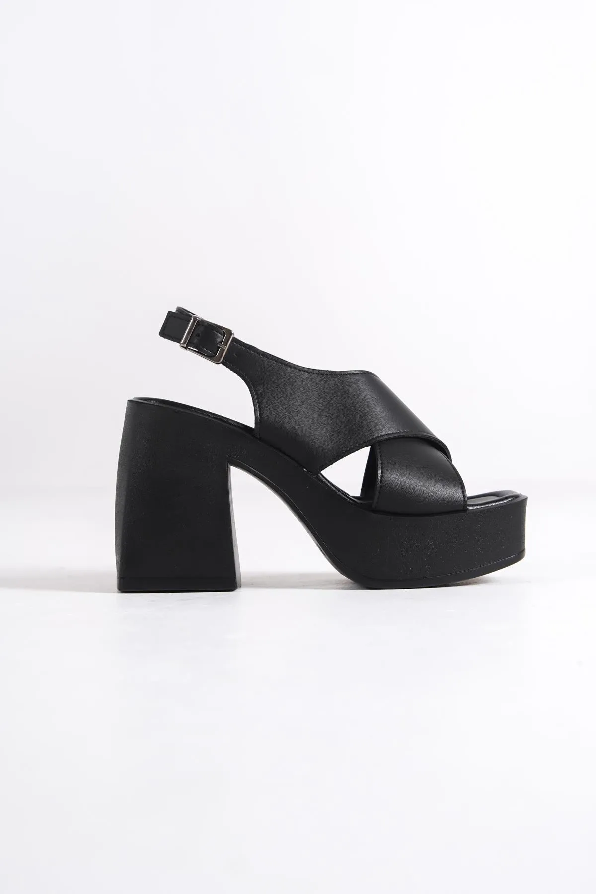 Capone Outfitters  Capone Blunt Toe Cross Wide Strap Plateau-Absatz-Sandalen für Damen in Schwarz