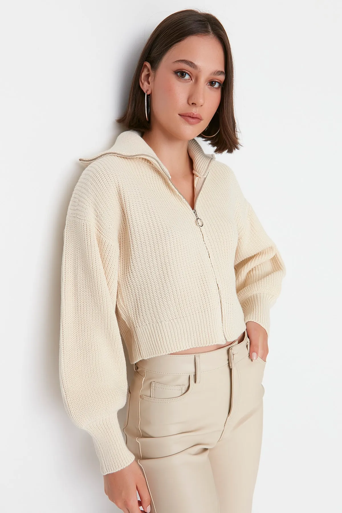 Trendyol Collection  Ecrufarbene, kurze Strickjacke mit Reißverschlussdetail TWOAW23HI00373