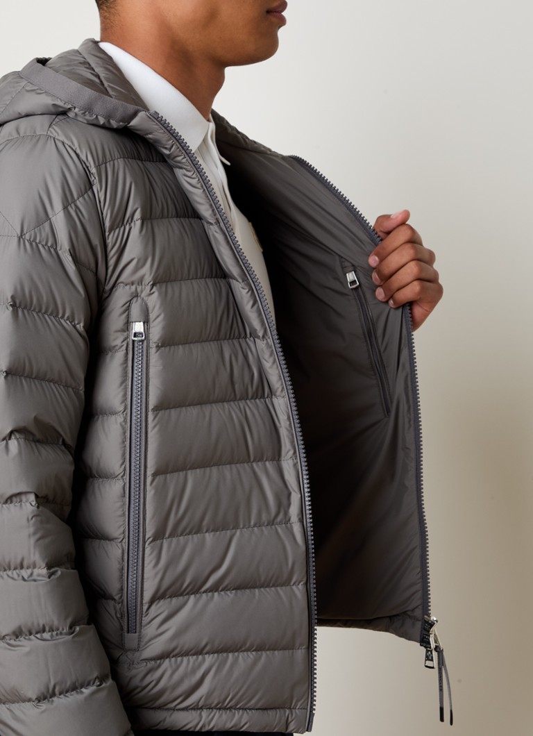Jachetă matlasată Moncler Galion cu glugă, umplută cu puf de gâscă.
