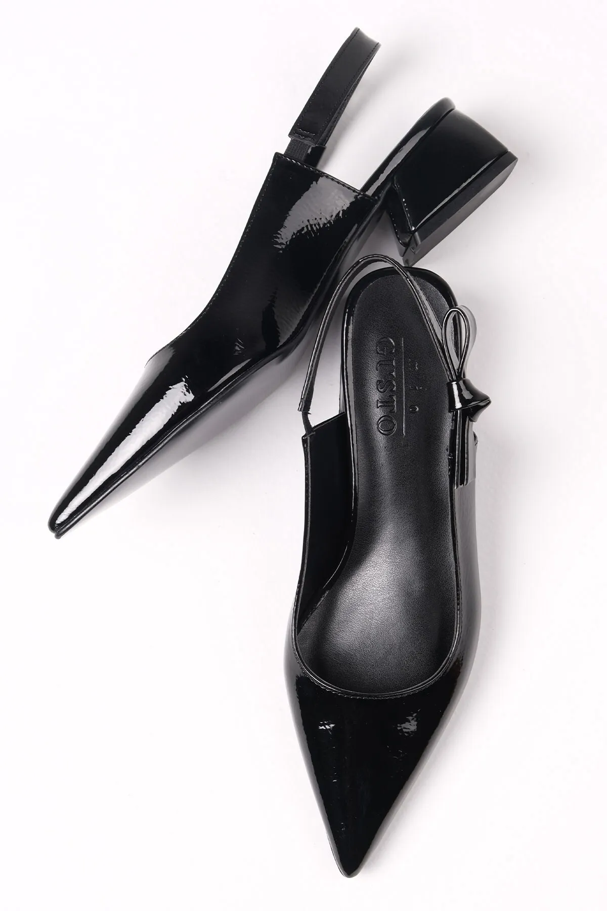 Mio Gusto  Kathy Schwarze Lacklederschuhe mit seitlicher Schleife und offenem Rücken für Damen mit kurzem Absatz
