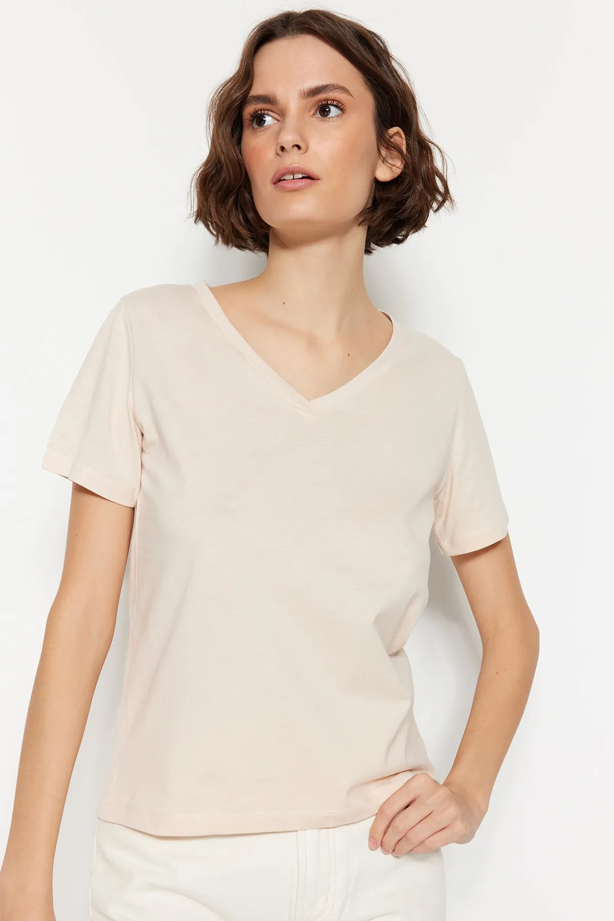 Trendyol Collection  Khaki-Beige, 100 % Baumwolle, 2er-Pack Basic-Strick-T-Shirts mit V-Ausschnitt TWOSS23TS00002